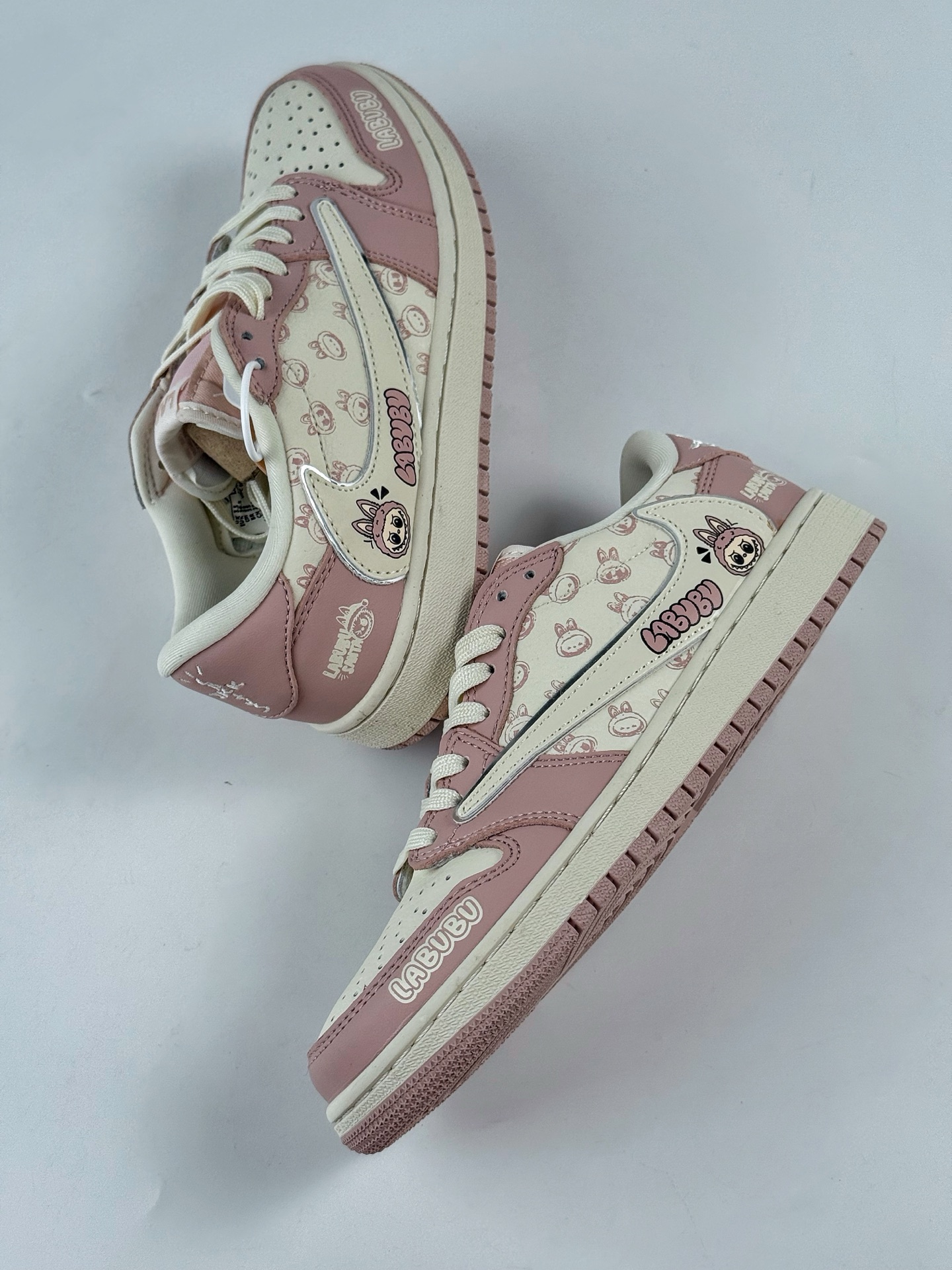 💰350
Travis Scott x Nike Air Jordan 1 Low x LABUBU
Air Jordan 1 Low 反转粉白拉布布倒钩 纯原版本
全鞋采用原装头层皮,用料扎实 精雕细琢
鞋型极致还原 飞翼3D打印改良 深度立体
四线中底拉帮皮料选材 钢印 背胶一应俱全 全新批次 原装原模大底全鞋原厂定制皮料,手感细腻正确折边工艺 完美细节诠释
官方货号:LD2028 057QF
Size:36 36.5 37.5 38 38.5 39 40 40.5 41 42 42.5 43 44 44.5 45