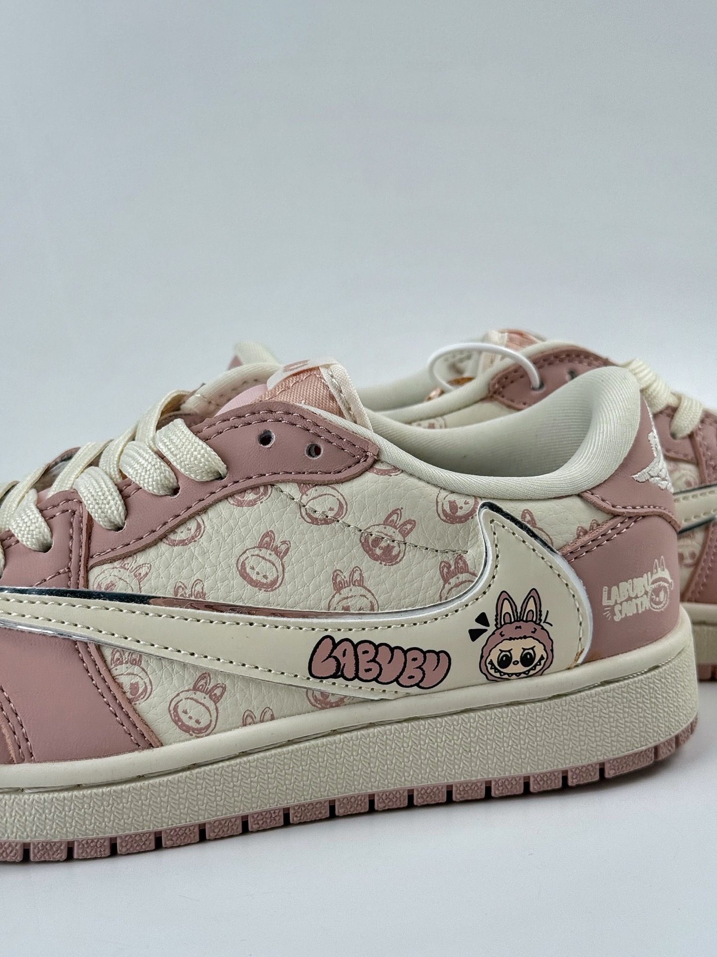 💰350
Travis Scott x Nike Air Jordan 1 Low x LABUBU
Air Jordan 1 Low 反转粉白拉布布倒钩 纯原版本
全鞋采用原装头层皮,用料扎实 精雕细琢
鞋型极致还原 飞翼3D打印改良 深度立体
四线中底拉帮皮料选材 钢印 背胶一应俱全 全新批次 原装原模大底全鞋原厂定制皮料,手感细腻正确折边工艺 完美细节诠释
官方货号:LD2028 057QF
Size:36 36.5 37.5 38 38.5 39 40 40.5 41 42 42.5 43 44 44.5 45