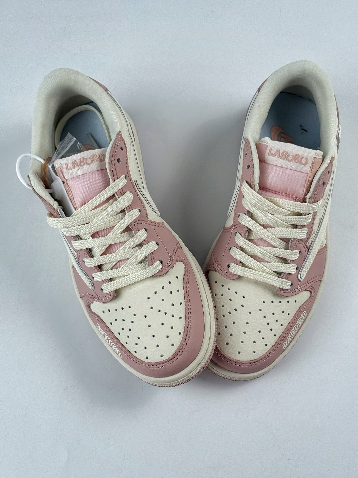 💰350
Travis Scott x Nike Air Jordan 1 Low x LABUBU
Air Jordan 1 Low 反转粉白拉布布倒钩 纯原版本
全鞋采用原装头层皮,用料扎实 精雕细琢
鞋型极致还原 飞翼3D打印改良 深度立体
四线中底拉帮皮料选材 钢印 背胶一应俱全 全新批次 原装原模大底全鞋原厂定制皮料,手感细腻正确折边工艺 完美细节诠释
官方货号:LD2028 057QF
Size:36 36.5 37.5 38 38.5 39 40 40.5 41 42 42.5 43 44 44.5 45