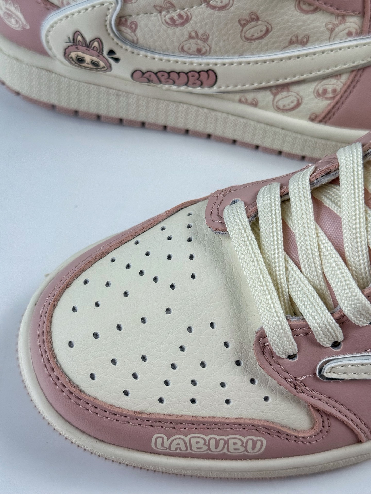 💰350
Travis Scott x Nike Air Jordan 1 Low x LABUBU
Air Jordan 1 Low 反转粉白拉布布倒钩 纯原版本
全鞋采用原装头层皮,用料扎实 精雕细琢
鞋型极致还原 飞翼3D打印改良 深度立体
四线中底拉帮皮料选材 钢印 背胶一应俱全 全新批次 原装原模大底全鞋原厂定制皮料,手感细腻正确折边工艺 完美细节诠释
官方货号:LD2028 057QF
Size:36 36.5 37.5 38 38.5 39 40 40.5 41 42 42.5 43 44 44.5 45