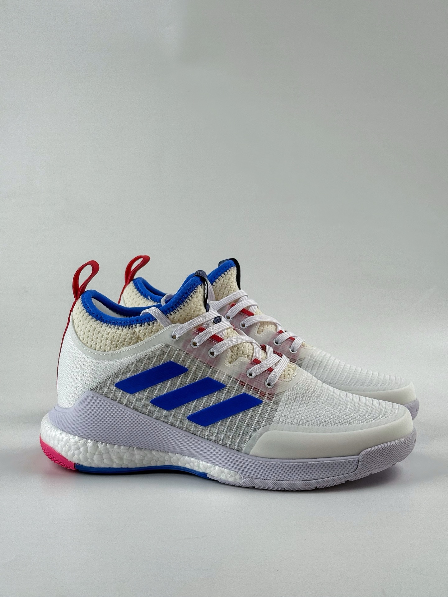 💰350
ADIDAS CRAZYFLIGHT MID 运动鞋
记忆回弹BOOST真爆大底 运动排球鞋 
这款专注于跳跃的阿迪达斯Crazyflight排球鞋
他们的足部拥抱网眼鞋面采用中部剪裁和TPU加固中足部
BOOST 中底位于稳定的 EVA 框架内为优雅着陆提供缓冲
减震防滑 针织网面设计 
鞋底采用真爆颗粒 三层组合大底 舒适透气  
官方货号:  BB6892GJ
尺码：36 36.5 37.5 38 38.5 39 40 40.5 41 42 42.5 43 44 44.5 45 46