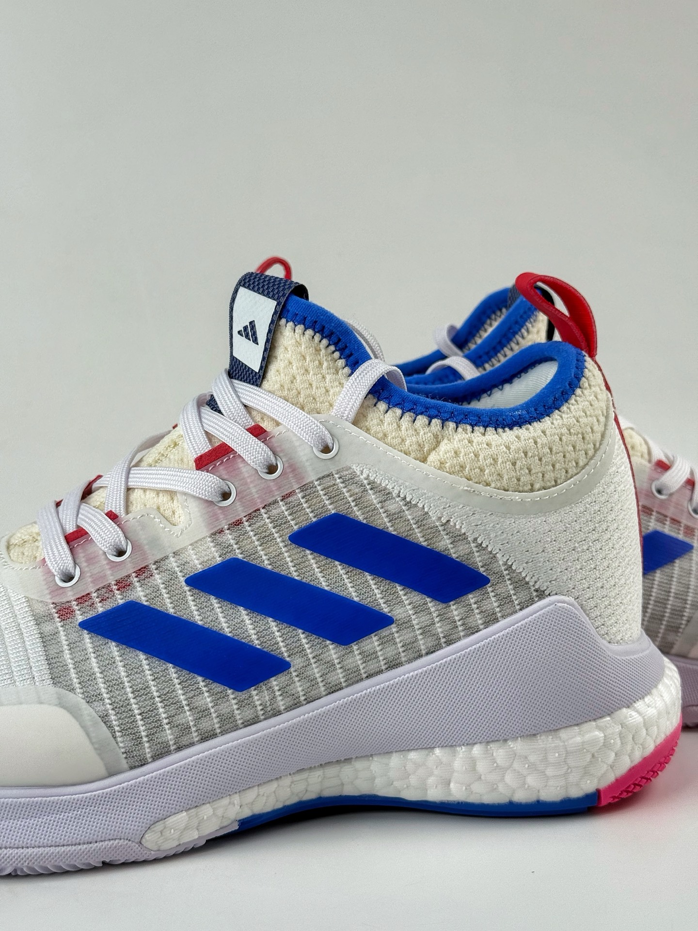 💰350
ADIDAS CRAZYFLIGHT MID 运动鞋
记忆回弹BOOST真爆大底 运动排球鞋 
这款专注于跳跃的阿迪达斯Crazyflight排球鞋
他们的足部拥抱网眼鞋面采用中部剪裁和TPU加固中足部
BOOST 中底位于稳定的 EVA 框架内为优雅着陆提供缓冲
减震防滑 针织网面设计 
鞋底采用真爆颗粒 三层组合大底 舒适透气  
官方货号:  BB6892GJ
尺码：36 36.5 37.5 38 38.5 39 40 40.5 41 42 42.5 43 44 44.5 45 46