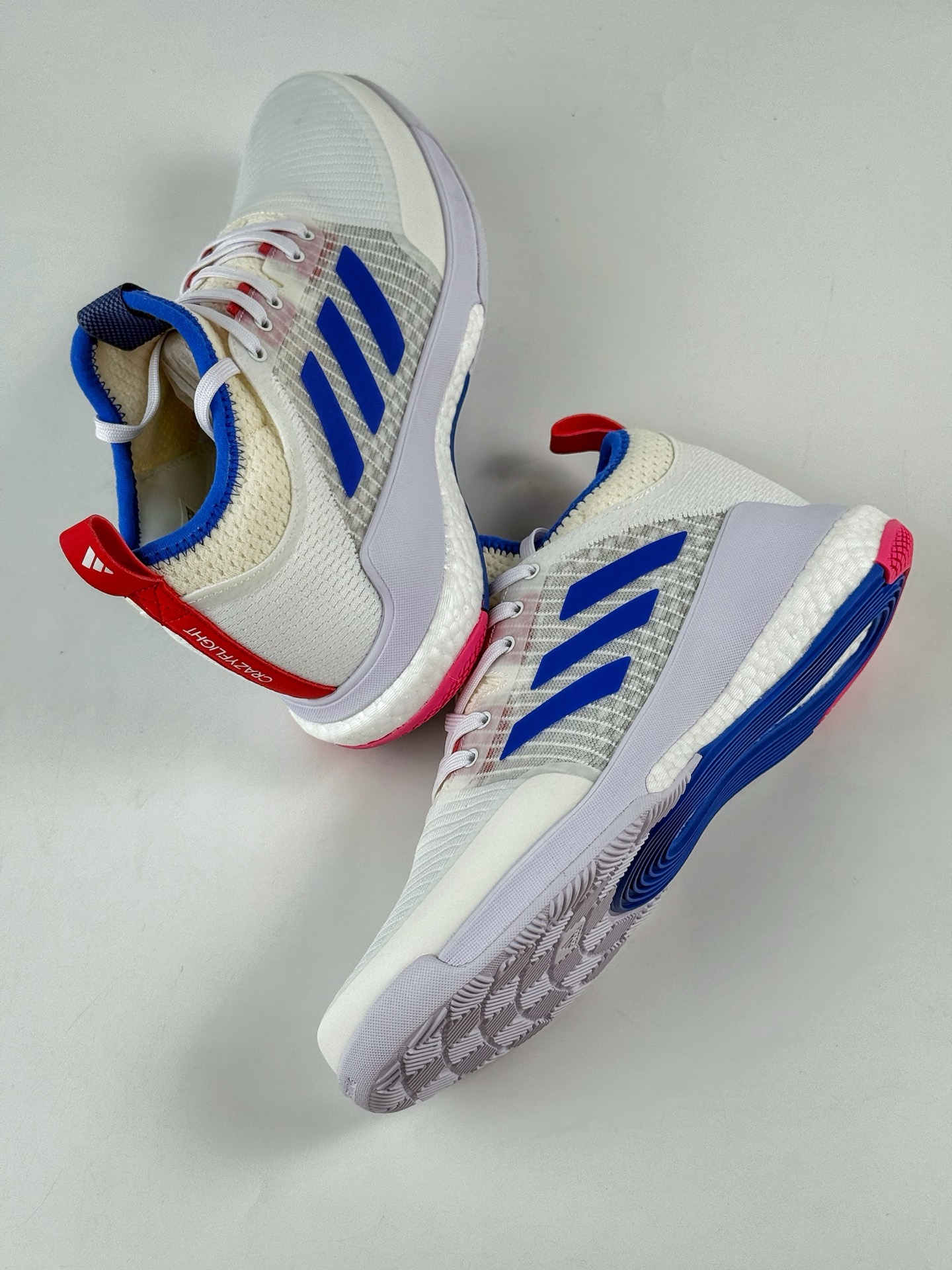 💰350
ADIDAS CRAZYFLIGHT MID 运动鞋
记忆回弹BOOST真爆大底 运动排球鞋 
这款专注于跳跃的阿迪达斯Crazyflight排球鞋
他们的足部拥抱网眼鞋面采用中部剪裁和TPU加固中足部
BOOST 中底位于稳定的 EVA 框架内为优雅着陆提供缓冲
减震防滑 针织网面设计 
鞋底采用真爆颗粒 三层组合大底 舒适透气  
官方货号:  BB6892GJ
尺码：36 36.5 37.5 38 38.5 39 40 40.5 41 42 42.5 43 44 44.5 45 46