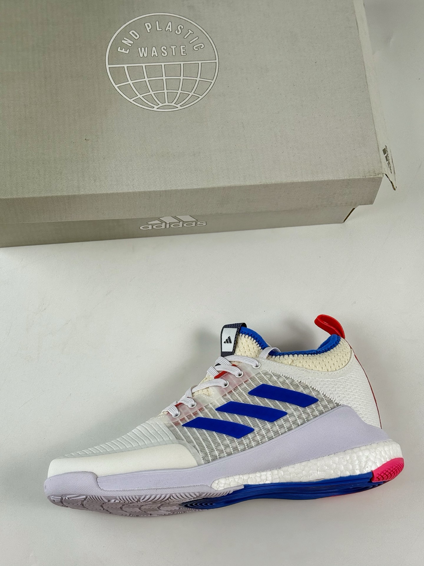 💰350
ADIDAS CRAZYFLIGHT MID 运动鞋
记忆回弹BOOST真爆大底 运动排球鞋 
这款专注于跳跃的阿迪达斯Crazyflight排球鞋
他们的足部拥抱网眼鞋面采用中部剪裁和TPU加固中足部
BOOST 中底位于稳定的 EVA 框架内为优雅着陆提供缓冲
减震防滑 针织网面设计 
鞋底采用真爆颗粒 三层组合大底 舒适透气  
官方货号:  BB6892GJ
尺码：36 36.5 37.5 38 38.5 39 40 40.5 41 42 42.5 43 44 44.5 45 46