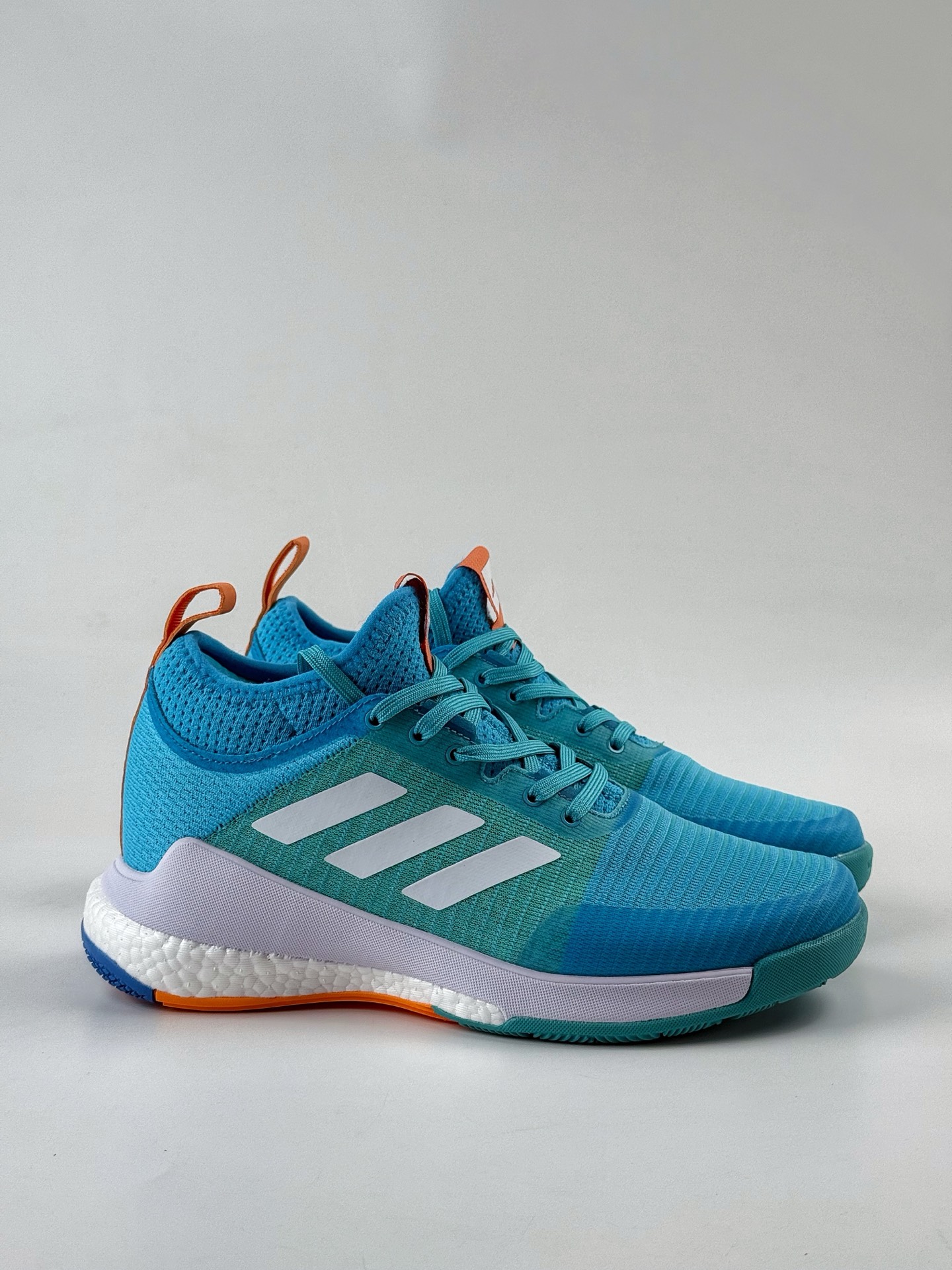 💰350
ADIDAS CRAZYFLIGHT MID 运动鞋
记忆回弹BOOST真爆大底 运动排球鞋 
这款专注于跳跃的阿迪达斯Crazyflight排球鞋
他们的足部拥抱网眼鞋面采用中部剪裁和TPU加固中足部
BOOST 中底位于稳定的 EVA 框架内为优雅着陆提供缓冲
减震防滑 针织网面设计 
鞋底采用真爆颗粒 三层组合大底 舒适透气  
官方货号:  GX1259GJ
尺码：36 36.5 37.5 38 38.5 39 40 40.5 41 42 42.5 43 44 44.5 45 46