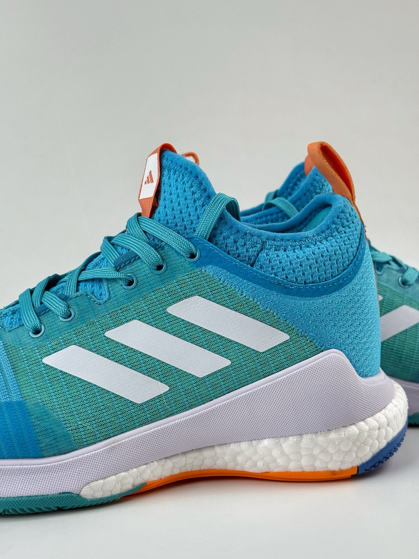 💰350
ADIDAS CRAZYFLIGHT MID 运动鞋
记忆回弹BOOST真爆大底 运动排球鞋 
这款专注于跳跃的阿迪达斯Crazyflight排球鞋
他们的足部拥抱网眼鞋面采用中部剪裁和TPU加固中足部
BOOST 中底位于稳定的 EVA 框架内为优雅着陆提供缓冲
减震防滑 针织网面设计 
鞋底采用真爆颗粒 三层组合大底 舒适透气  
官方货号:  GX1259GJ
尺码：36 36.5 37.5 38 38.5 39 40 40.5 41 42 42.5 43 44 44.5 45 46