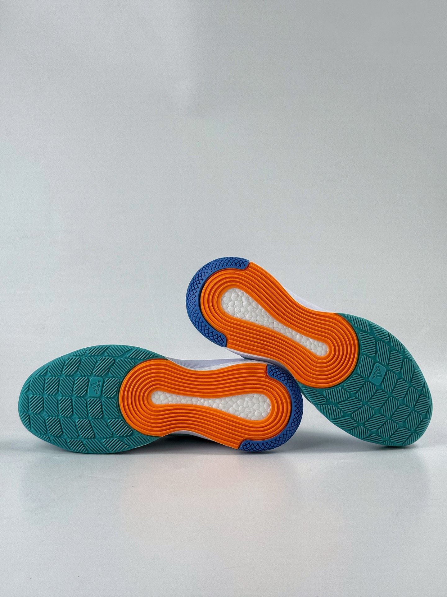 💰350
ADIDAS CRAZYFLIGHT MID 运动鞋
记忆回弹BOOST真爆大底 运动排球鞋 
这款专注于跳跃的阿迪达斯Crazyflight排球鞋
他们的足部拥抱网眼鞋面采用中部剪裁和TPU加固中足部
BOOST 中底位于稳定的 EVA 框架内为优雅着陆提供缓冲
减震防滑 针织网面设计 
鞋底采用真爆颗粒 三层组合大底 舒适透气  
官方货号:  GX1259GJ
尺码：36 36.5 37.5 38 38.5 39 40 40.5 41 42 42.5 43 44 44.5 45 46