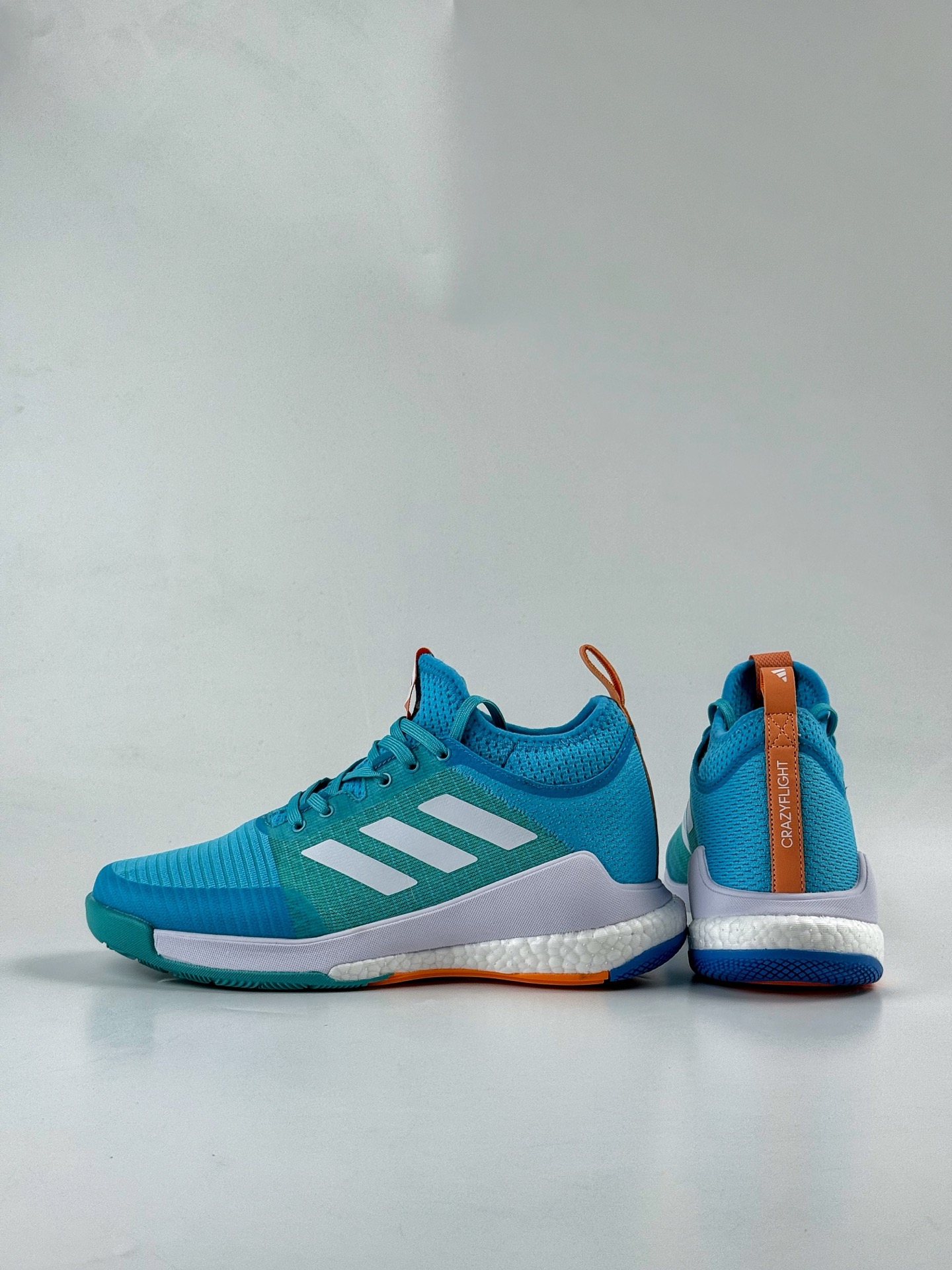 💰350
ADIDAS CRAZYFLIGHT MID 运动鞋
记忆回弹BOOST真爆大底 运动排球鞋 
这款专注于跳跃的阿迪达斯Crazyflight排球鞋
他们的足部拥抱网眼鞋面采用中部剪裁和TPU加固中足部
BOOST 中底位于稳定的 EVA 框架内为优雅着陆提供缓冲
减震防滑 针织网面设计 
鞋底采用真爆颗粒 三层组合大底 舒适透气  
官方货号:  GX1259GJ
尺码：36 36.5 37.5 38 38.5 39 40 40.5 41 42 42.5 43 44 44.5 45 46