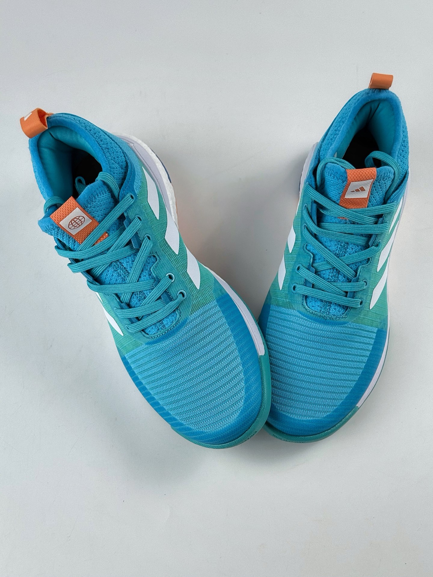 💰350
ADIDAS CRAZYFLIGHT MID 运动鞋
记忆回弹BOOST真爆大底 运动排球鞋 
这款专注于跳跃的阿迪达斯Crazyflight排球鞋
他们的足部拥抱网眼鞋面采用中部剪裁和TPU加固中足部
BOOST 中底位于稳定的 EVA 框架内为优雅着陆提供缓冲
减震防滑 针织网面设计 
鞋底采用真爆颗粒 三层组合大底 舒适透气  
官方货号:  GX1259GJ
尺码：36 36.5 37.5 38 38.5 39 40 40.5 41 42 42.5 43 44 44.5 45 46