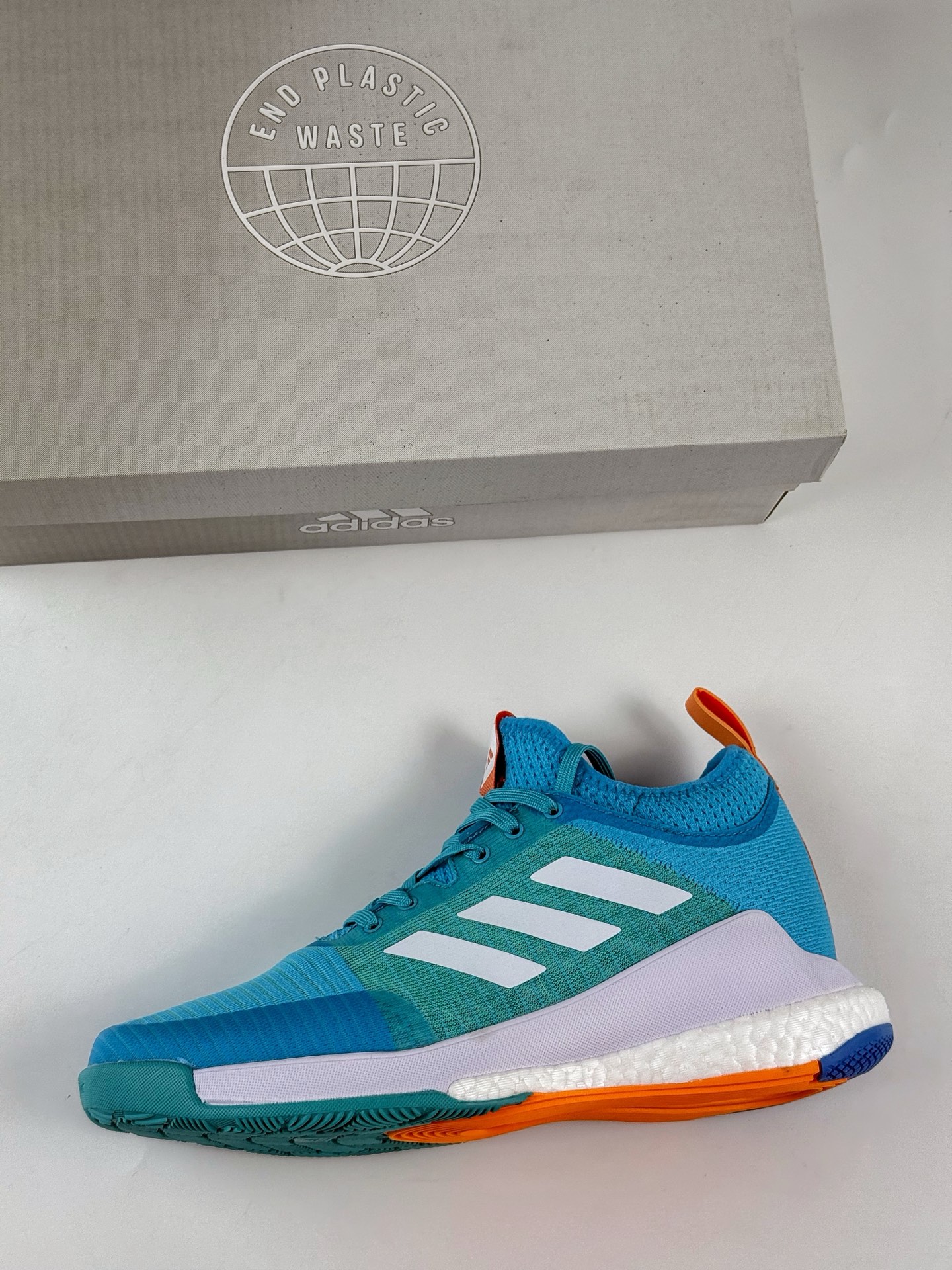 💰350
ADIDAS CRAZYFLIGHT MID 运动鞋
记忆回弹BOOST真爆大底 运动排球鞋 
这款专注于跳跃的阿迪达斯Crazyflight排球鞋
他们的足部拥抱网眼鞋面采用中部剪裁和TPU加固中足部
BOOST 中底位于稳定的 EVA 框架内为优雅着陆提供缓冲
减震防滑 针织网面设计 
鞋底采用真爆颗粒 三层组合大底 舒适透气  
官方货号:  GX1259GJ
尺码：36 36.5 37.5 38 38.5 39 40 40.5 41 42 42.5 43 44 44.5 45 46
