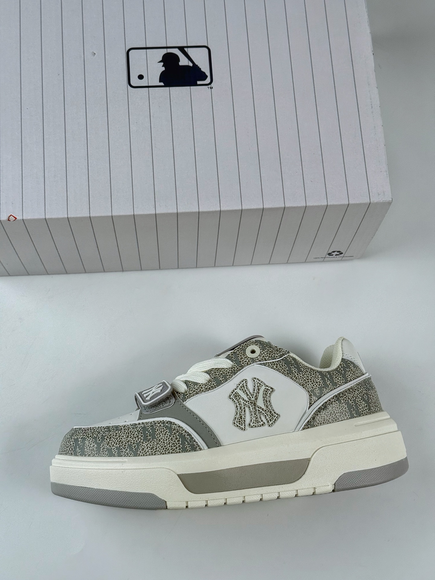 180 NY美国榄球洋基队 x MLB Chunky Runner Basic 厚底老爹厚底休闲运动慢跑鞋 3ASXP025N