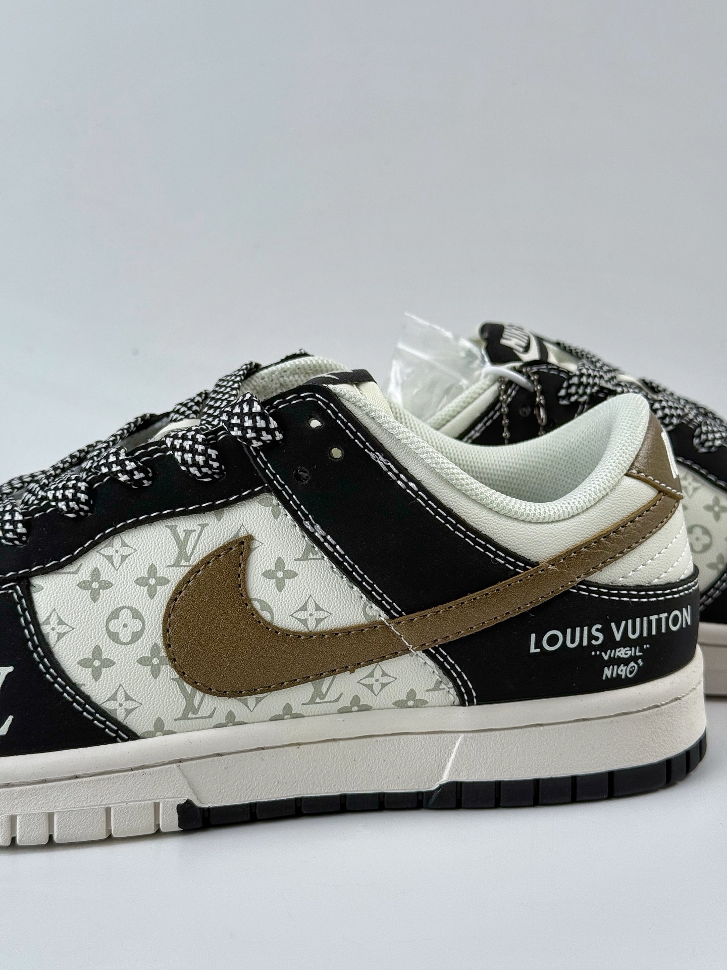280 Nike SB Dunk Low x Louis Vuitton 黑白小勾满天星 CS1688-130