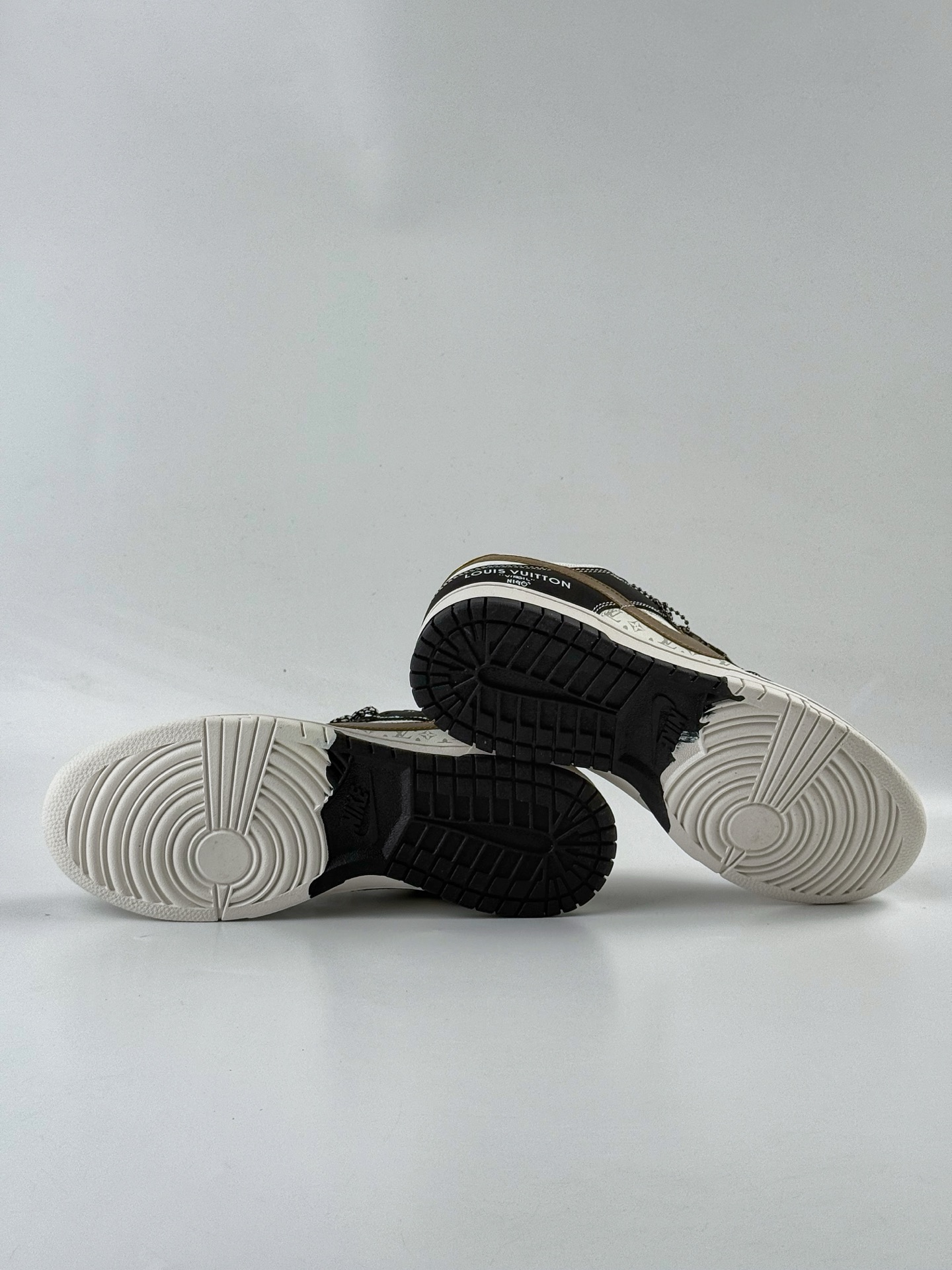 280 Nike SB Dunk Low x Louis Vuitton 黑白小勾满天星 CS1688-130