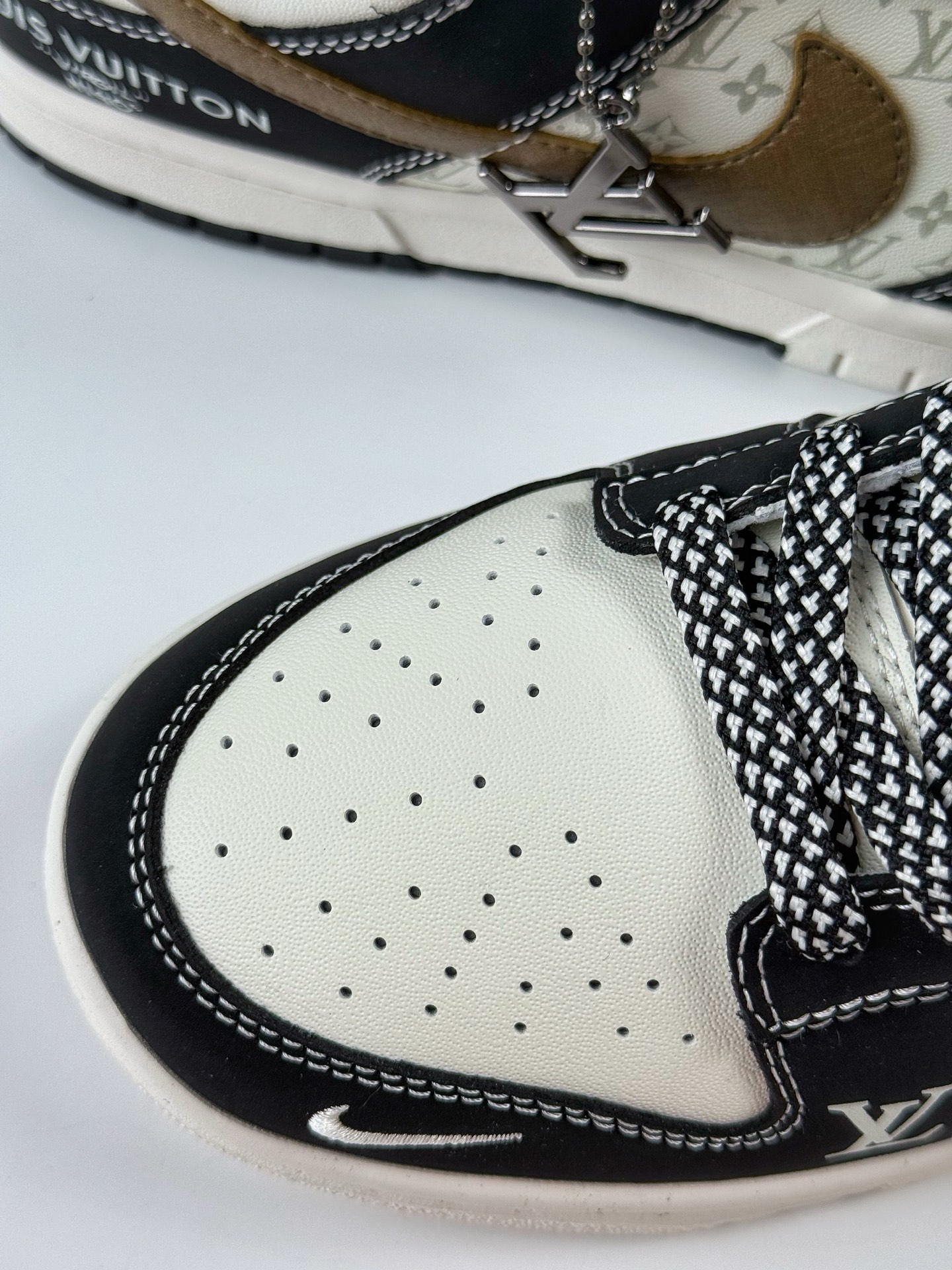 280 Nike SB Dunk Low x Louis Vuitton 黑白小勾满天星 CS1688-130