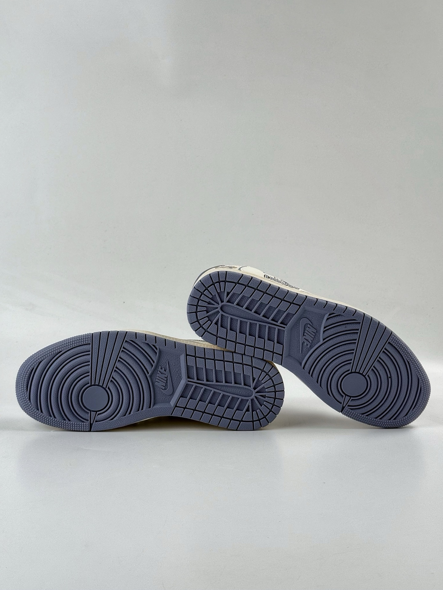 280 Travis Scott x Nike Air Jordan 1 Low x LABUBU Air Jordan 1 Low 反转蓝白倒钩 DZ5899-018