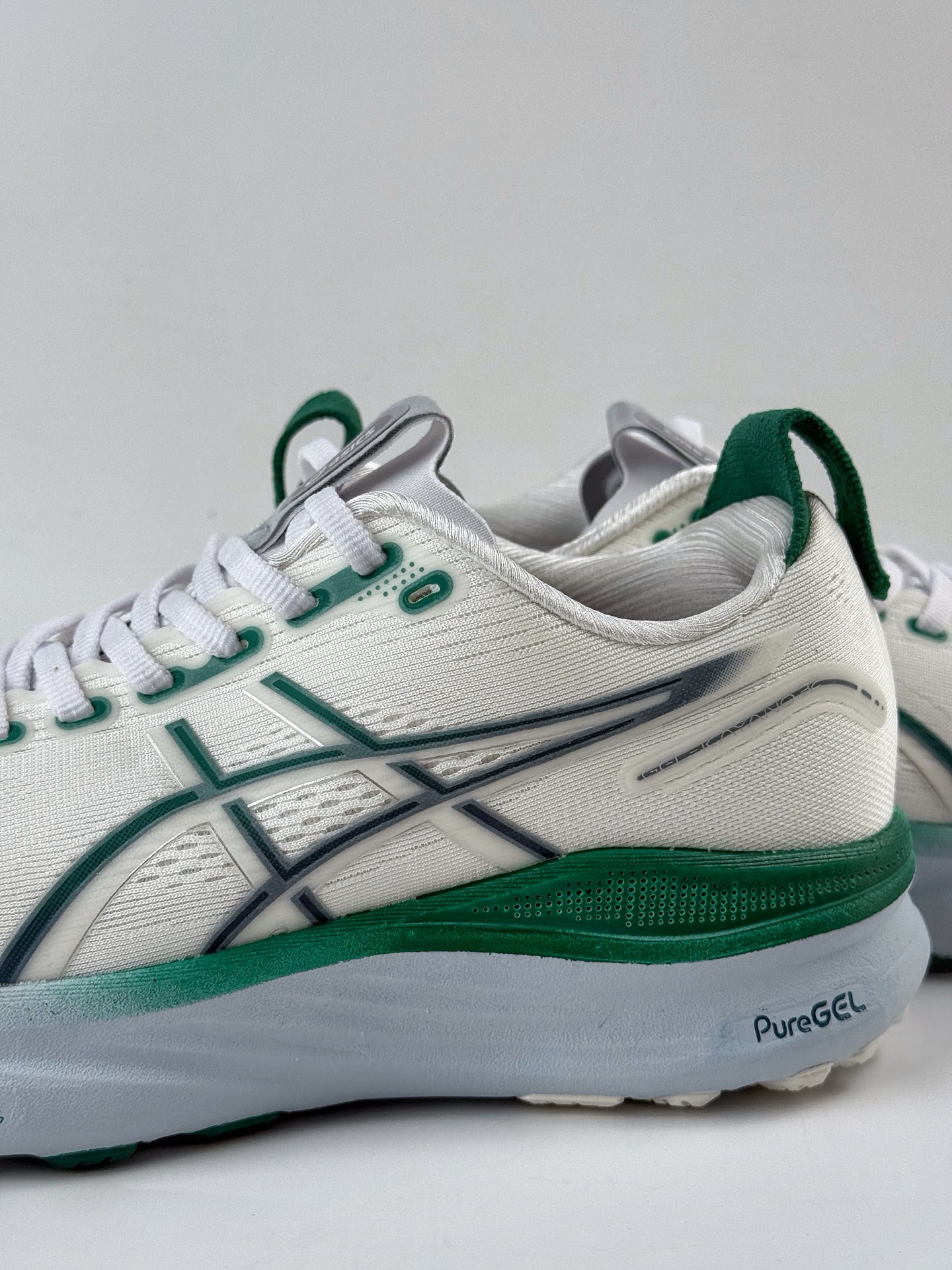 180 Asics GEL-KAYANO 32 LUXE 时尚舒适 低帮跑步鞋 1011C052-102