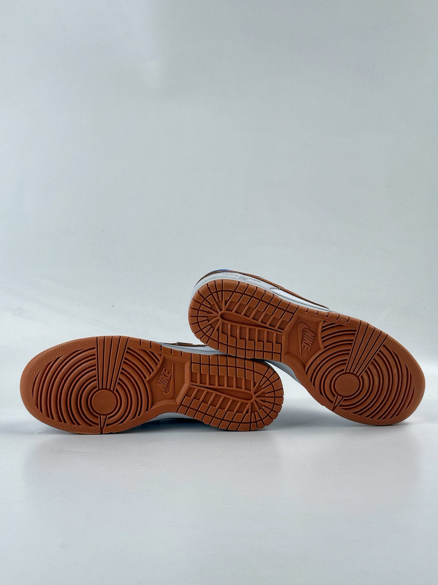 NIKE SB Dunk Low RETRO x Louis Vuitton 灰白棕 SC0601-474