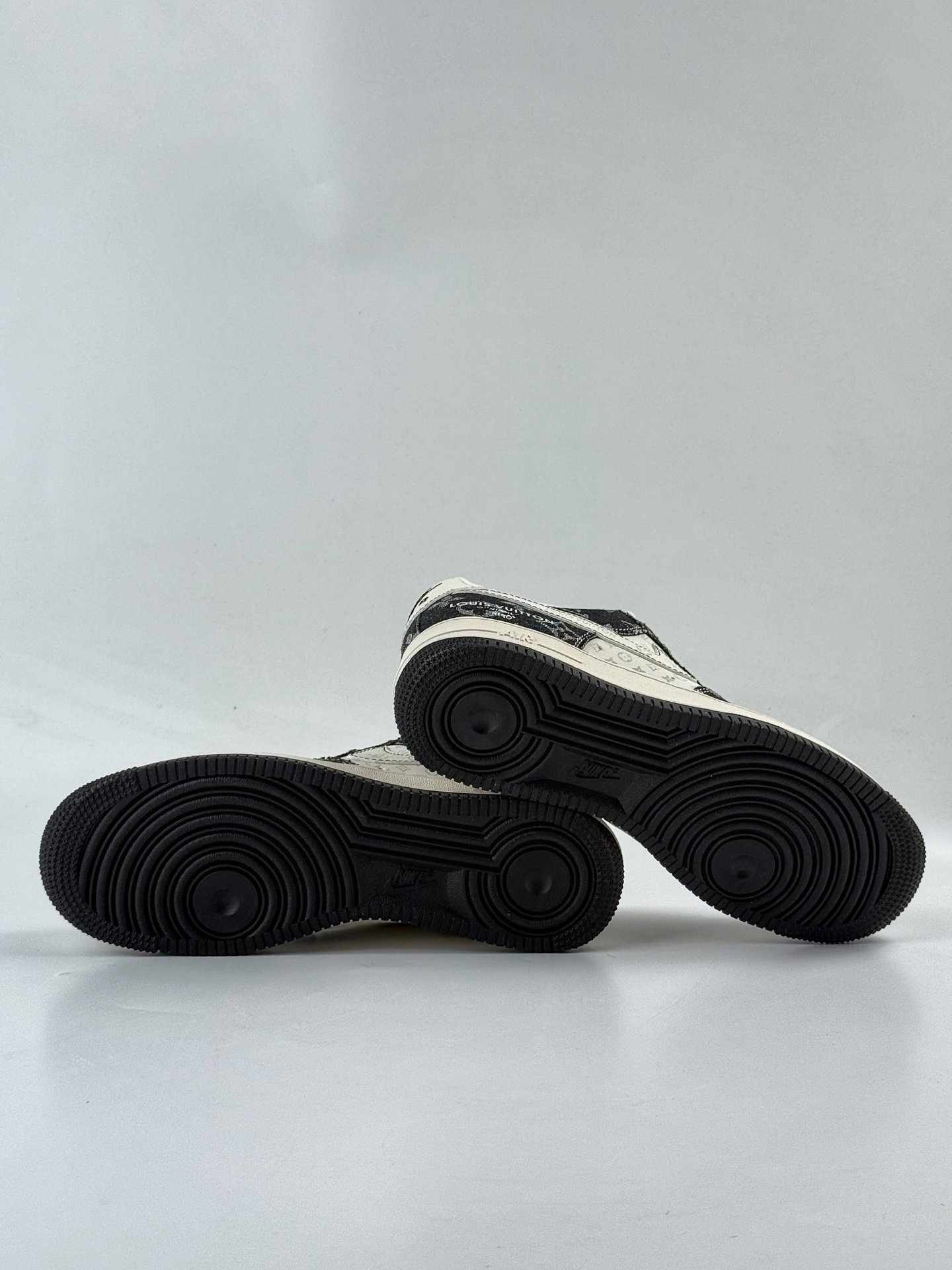 Nike Air Force 1 Low 07 x Louis Vuitton 黑白满天星 MZ9588-815