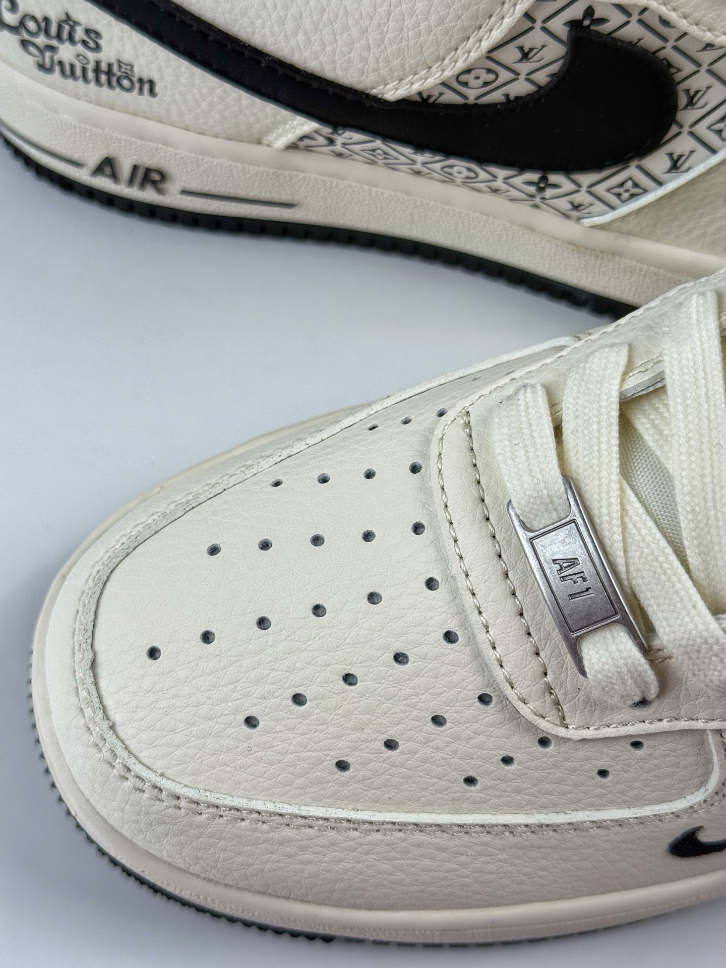 Nike Air Force 1 Low 07 x Louis Vuitton 白黑小勾 XD2588-601