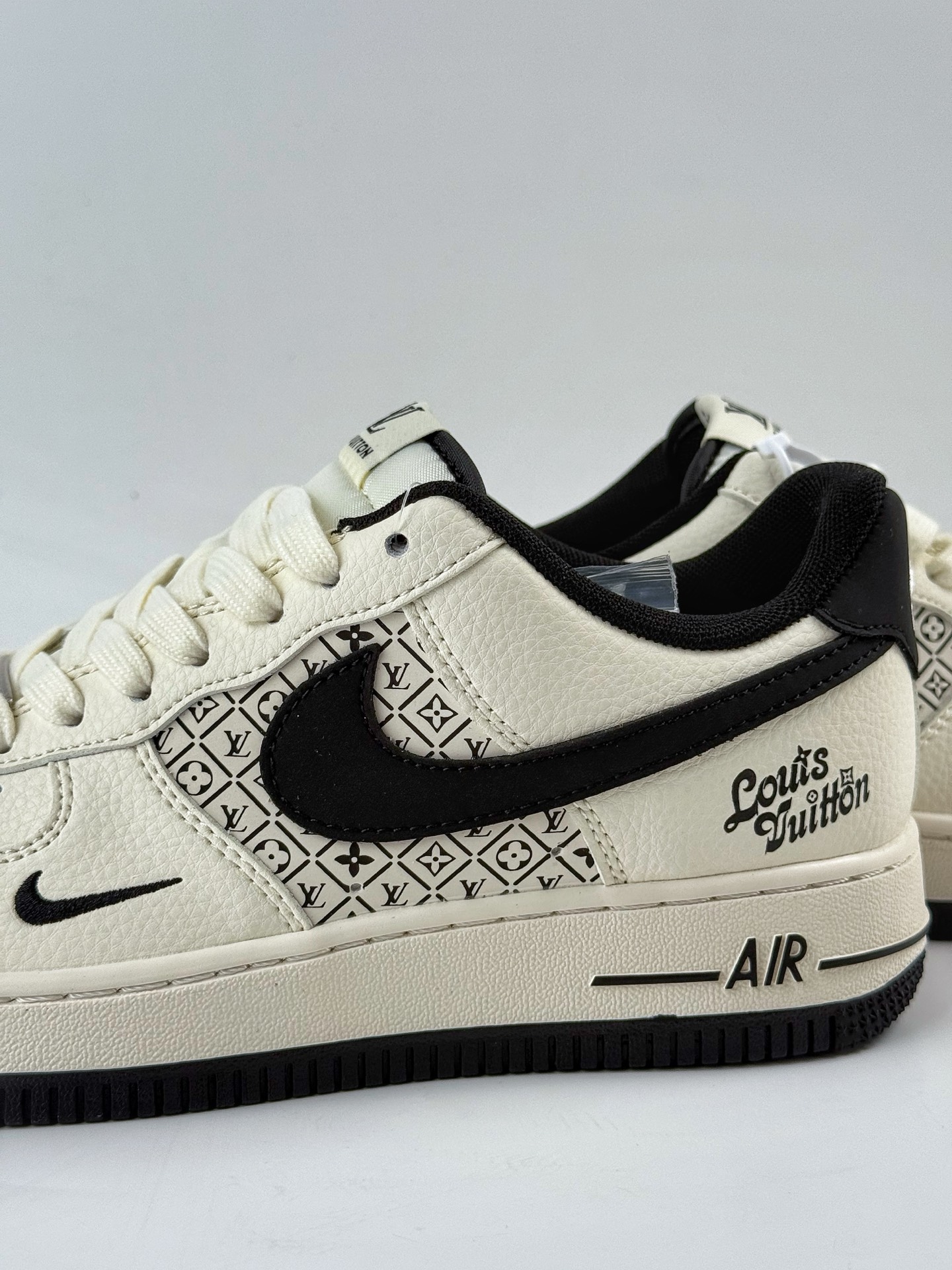 Nike Air Force 1 Low 07 x Louis Vuitton 白黑小勾 XD2588-601