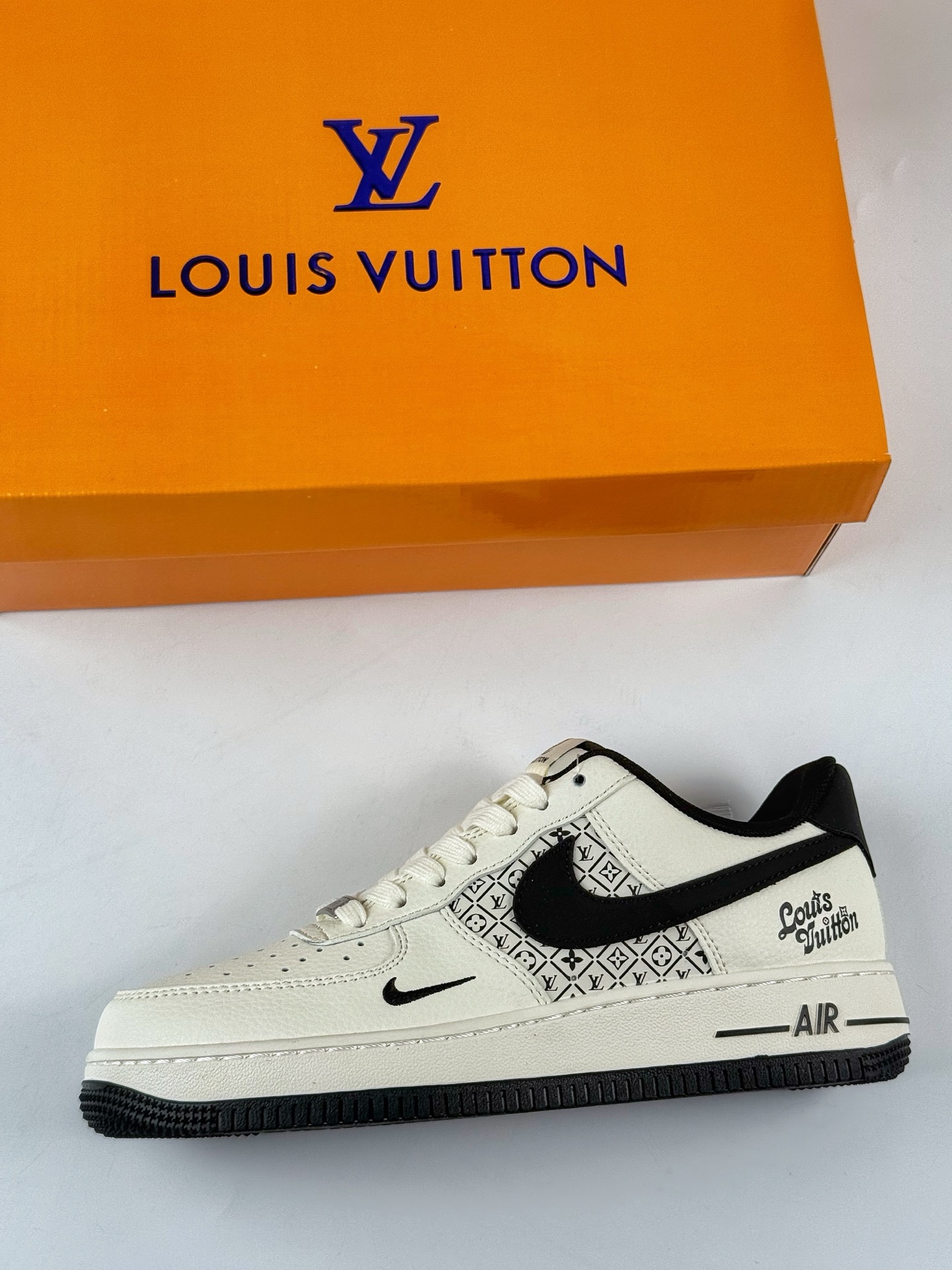 Nike Air Force 1 Low 07 x Louis Vuitton 白黑小勾 XD2588-601
