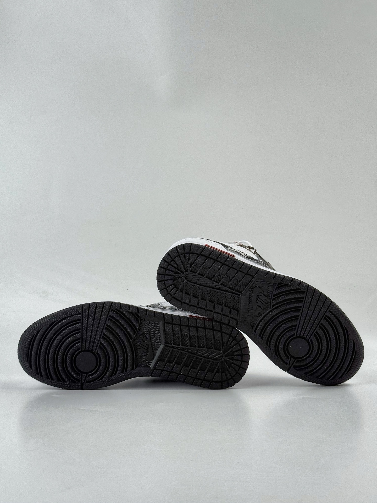 Nike Jordan Air Jordan 1 x Louis Vuitton 纯白满印 QG1988-011