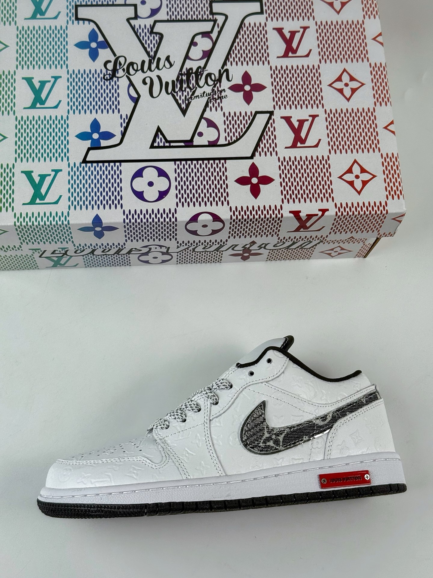 Nike Jordan Air Jordan 1 x Louis Vuitton 纯白满印 QG1988-011