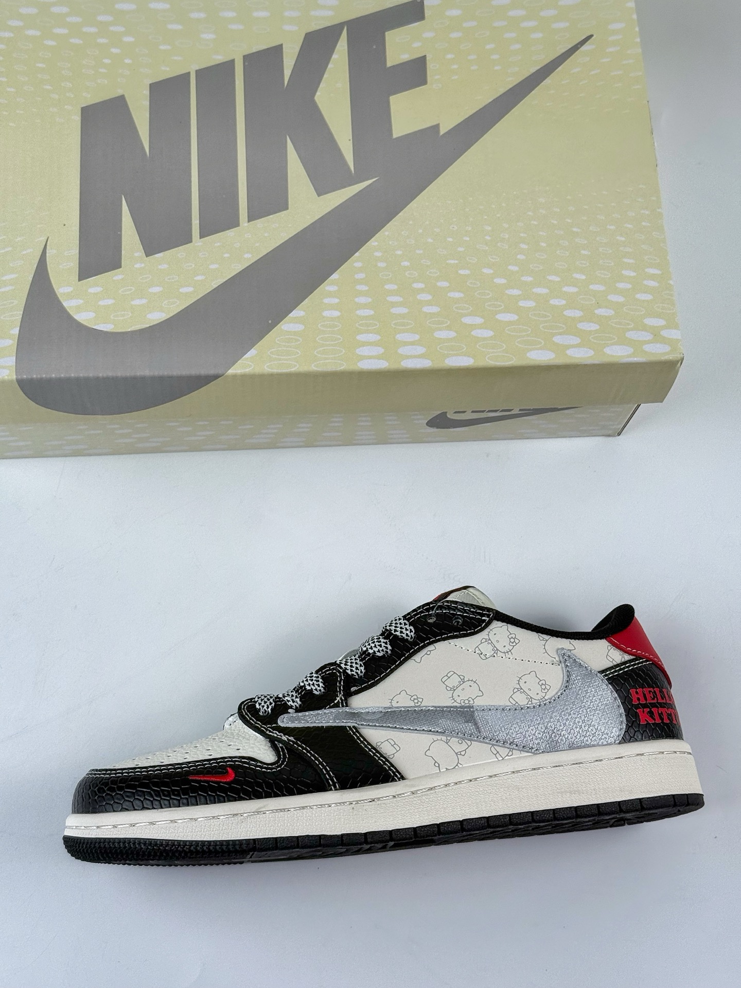 Travis Scott x Nike Air Jordan 1 Low x Hello Kitty Air Jordan 1 Low 反转黑白小勾满天星倒钩 HS8068-065
