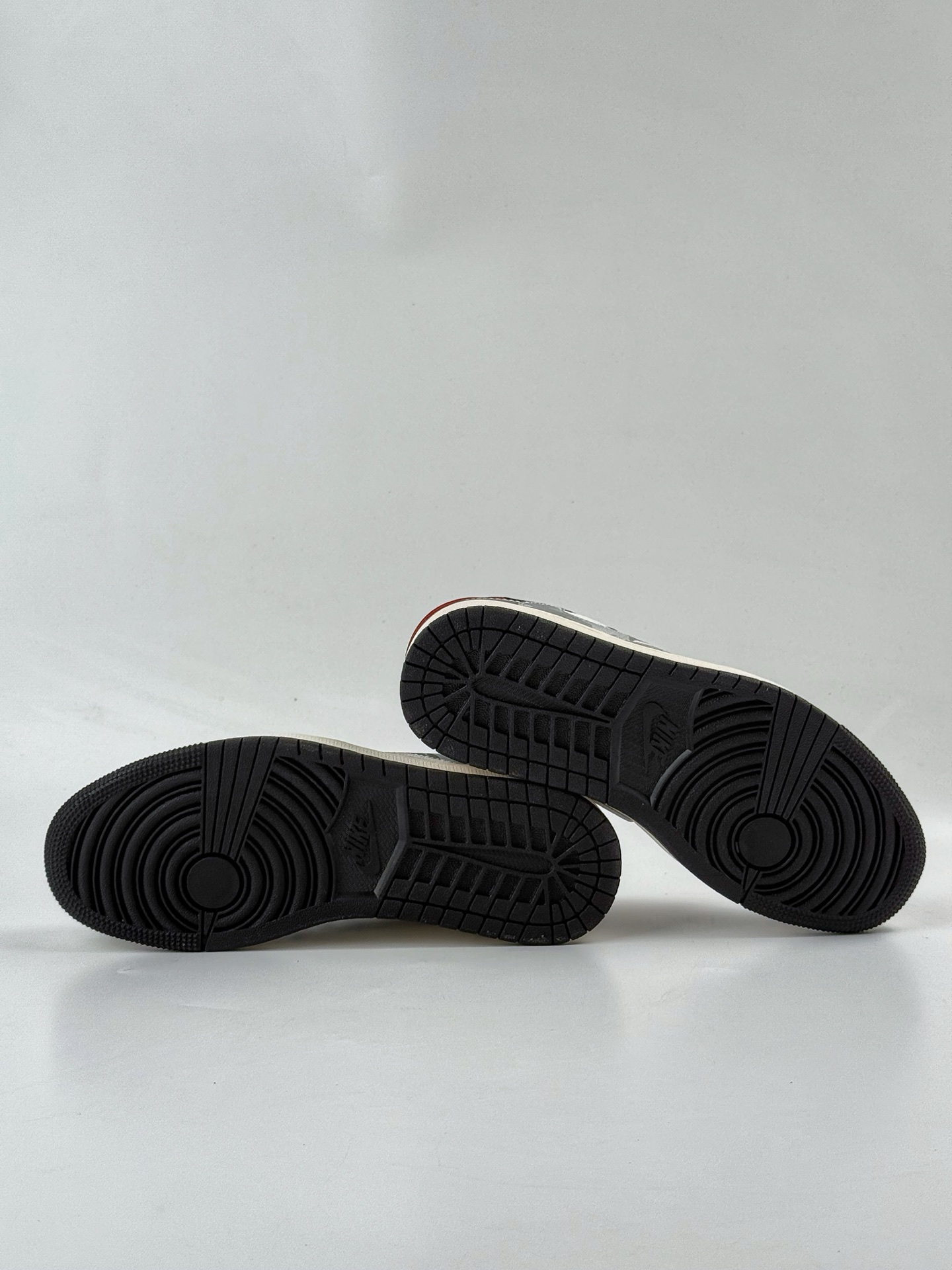 Travis Scott x Nike Air Jordan 1 Low x Hello Kitty Air Jordan 1 Low 反转黑白小勾满天星倒钩 HS8068-065