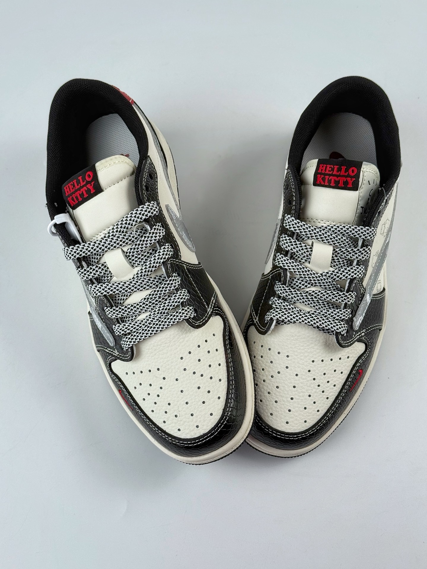 Travis Scott x Nike Air Jordan 1 Low x Hello Kitty Air Jordan 1 Low 反转黑白小勾满天星倒钩 HS8068-065