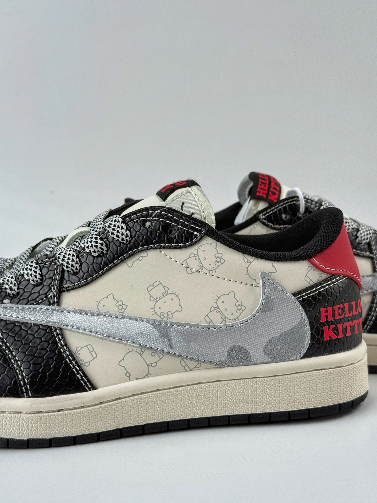 Travis Scott x Nike Air Jordan 1 Low x Hello Kitty Air Jordan 1 Low 反转黑白小勾满天星倒钩 HS8068-065