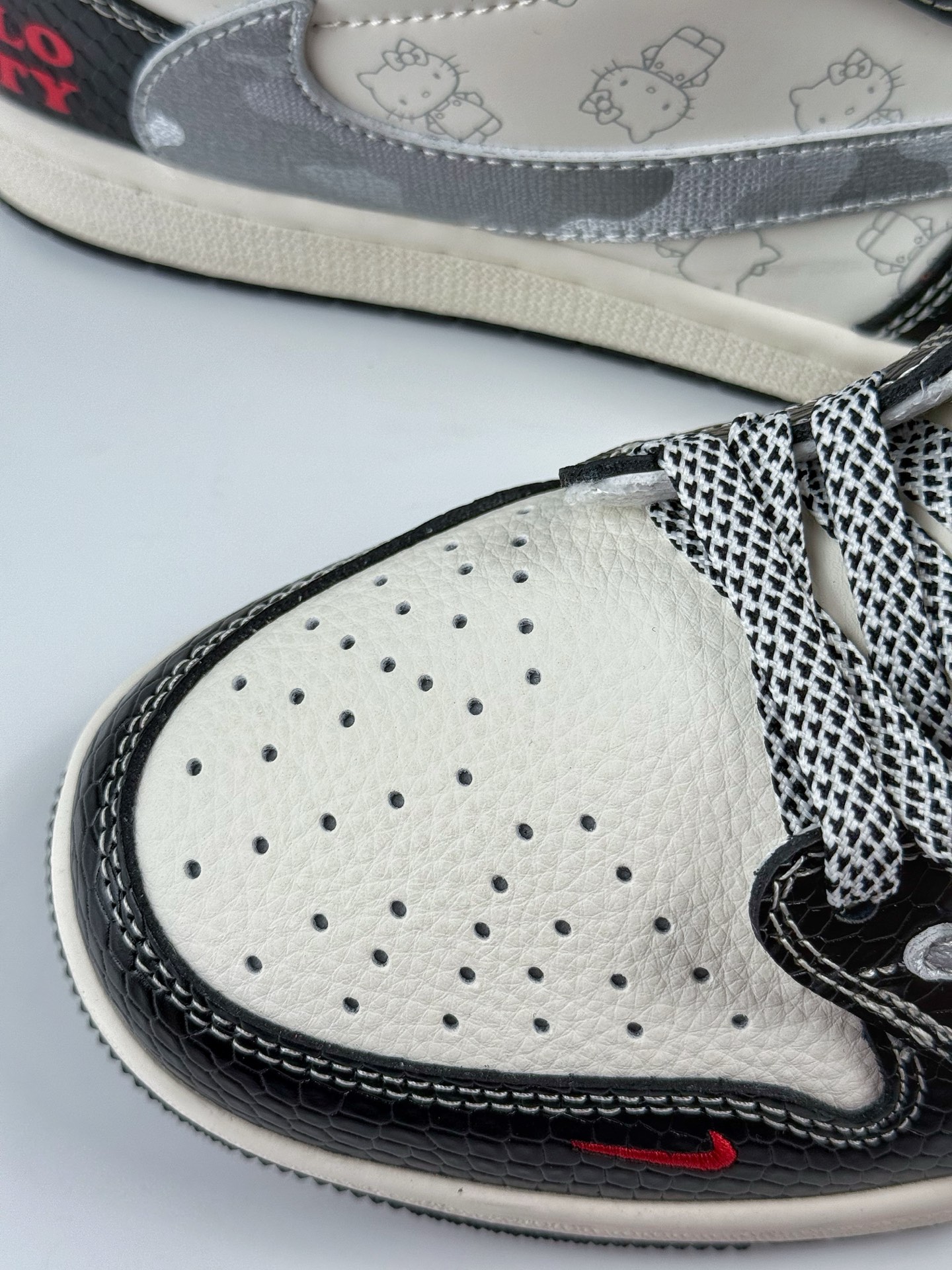 Travis Scott x Nike Air Jordan 1 Low x Hello Kitty Air Jordan 1 Low 反转黑白小勾满天星倒钩 HS8068-065