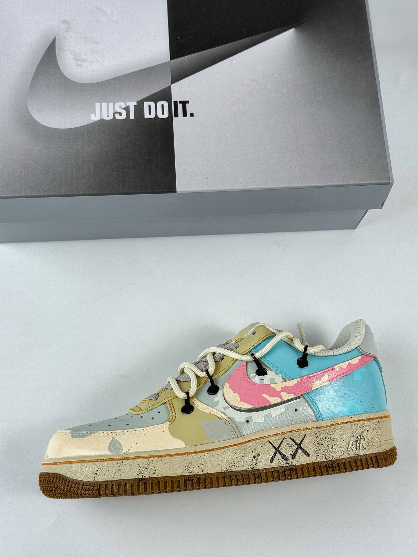 Nike Air Force 1 Low 07 x KAWS 棕灰绑带 KS6869-101