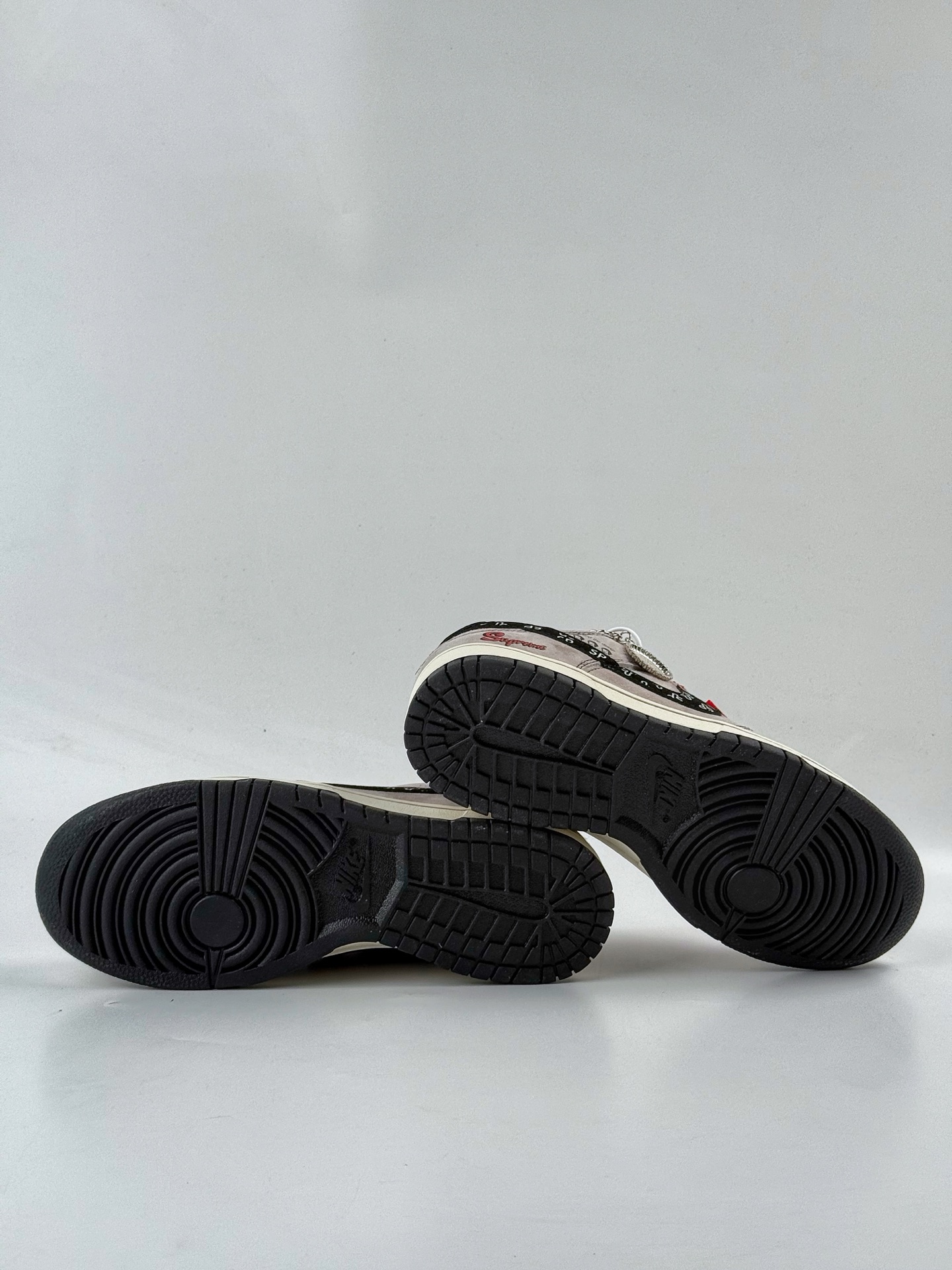 Nike SB Dunk Low x Supreme 猪八灰红满天星 SD2025-001