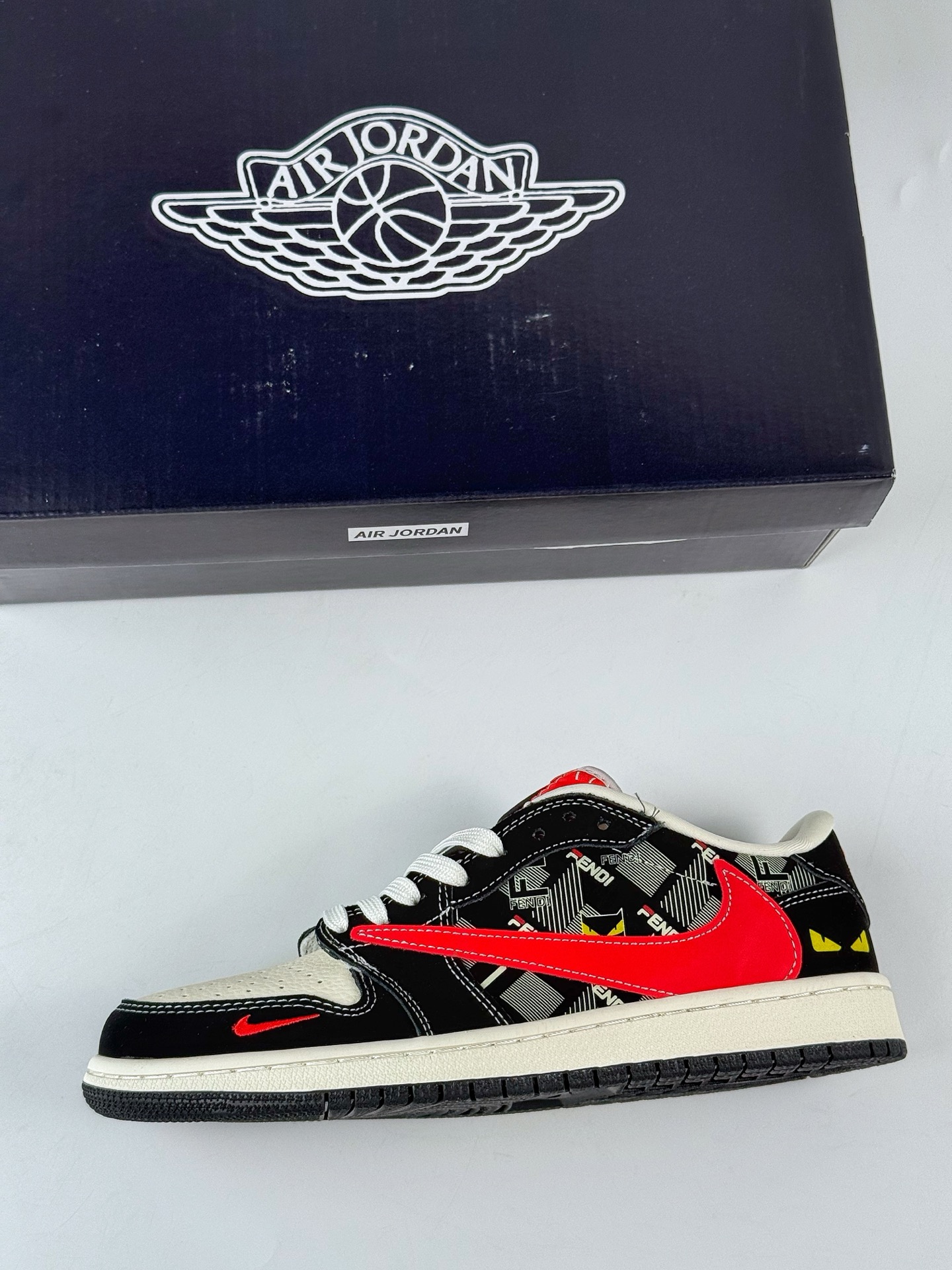 Travis Scott x Nike Air Jordan 1 Low x FENDI Air Jordan 1 Low 反转 黑白红小勾倒钩 XS2025-078