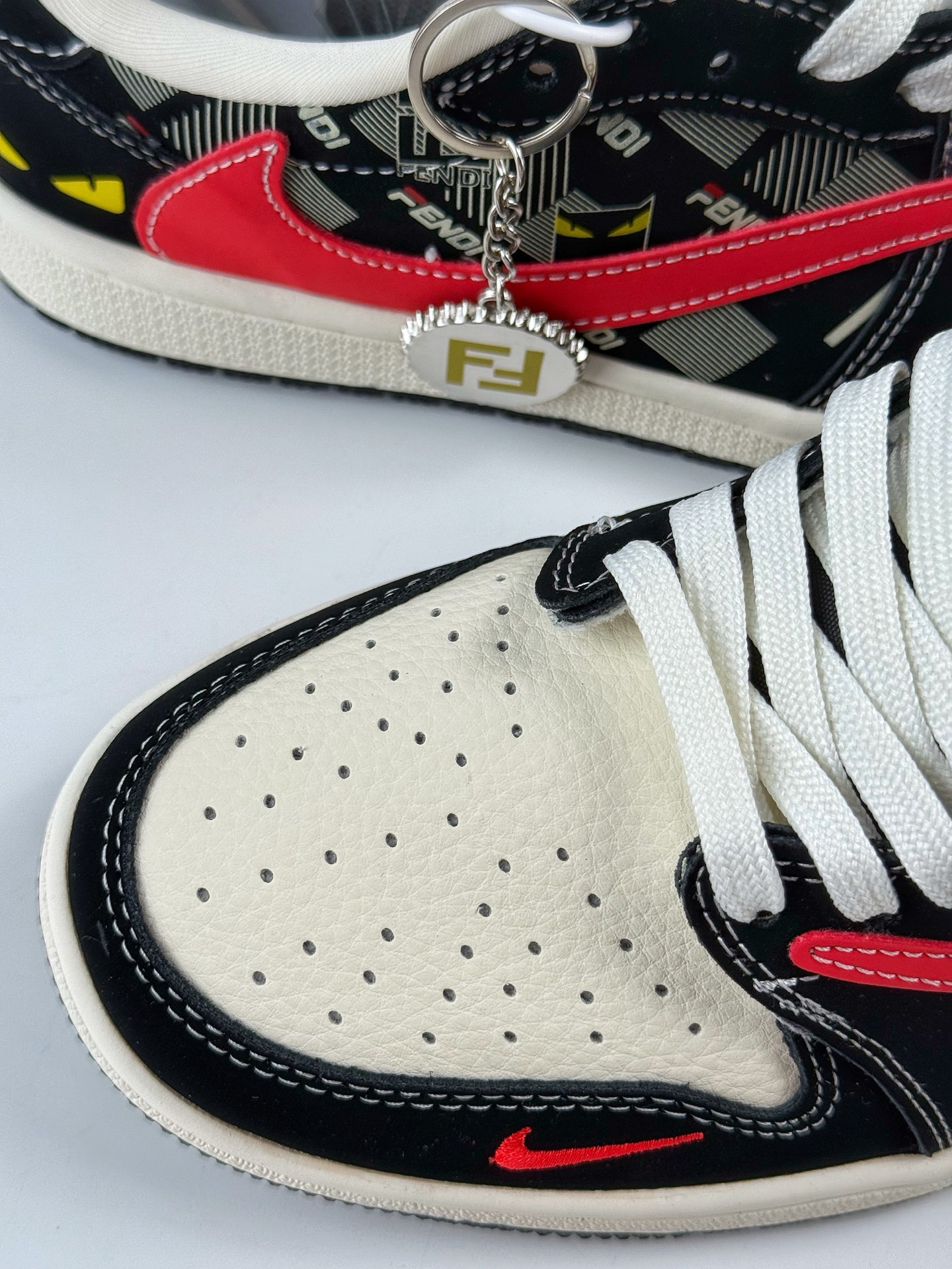 Travis Scott x Nike Air Jordan 1 Low x FENDI Air Jordan 1 Low 反转 黑白红小勾倒钩 XS2025-078