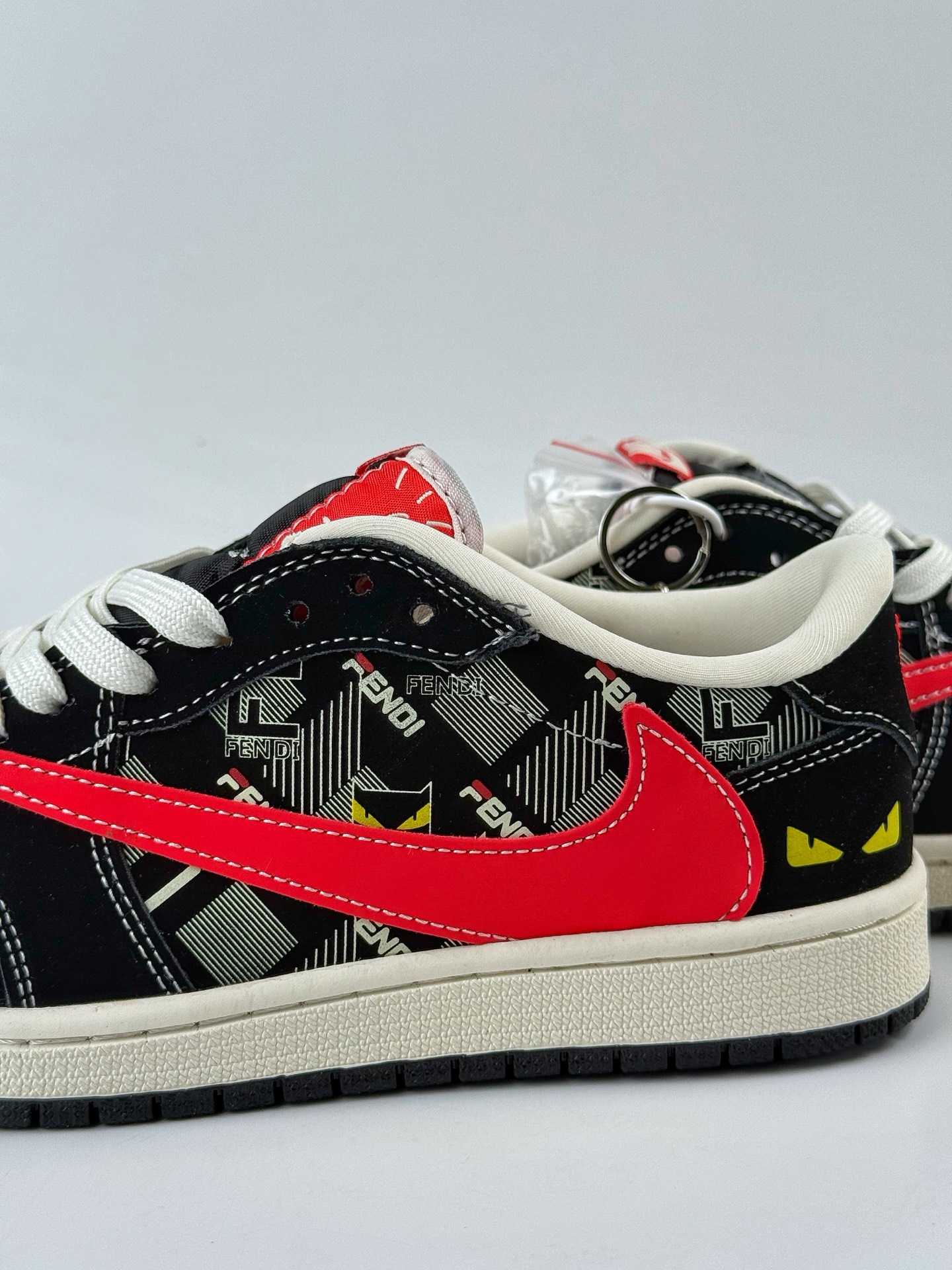 Travis Scott x Nike Air Jordan 1 Low x FENDI Air Jordan 1 Low 反转 黑白红小勾倒钩 XS2025-078