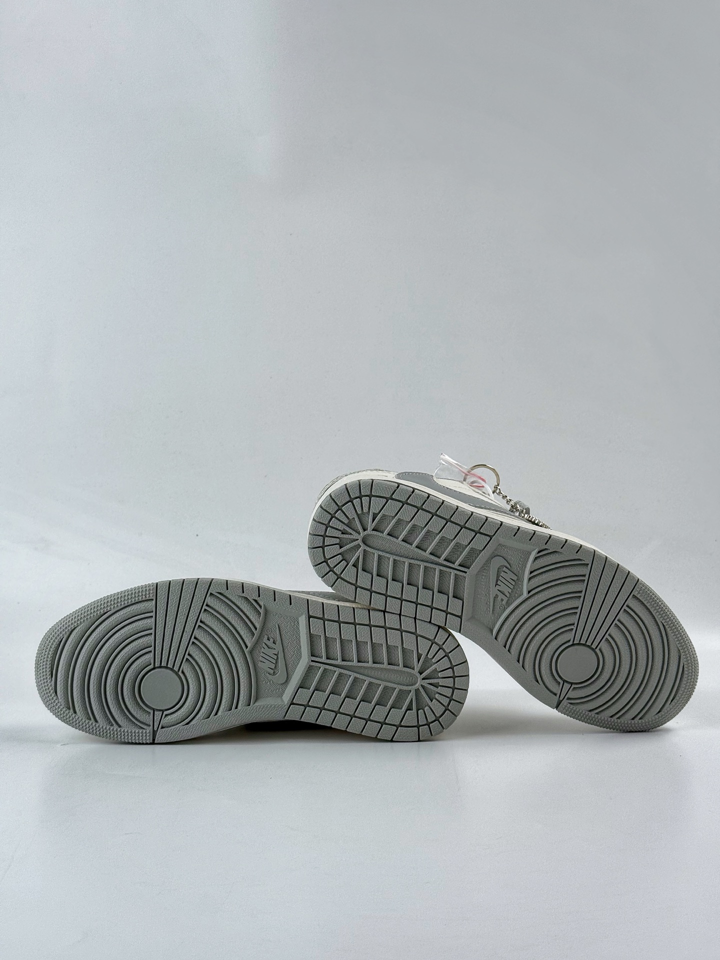 Travis Scott x Nike Air Jordan 1 Low x Superme Air Jordan 1 Low 反转白灰小勾倒钩 JW1188-155