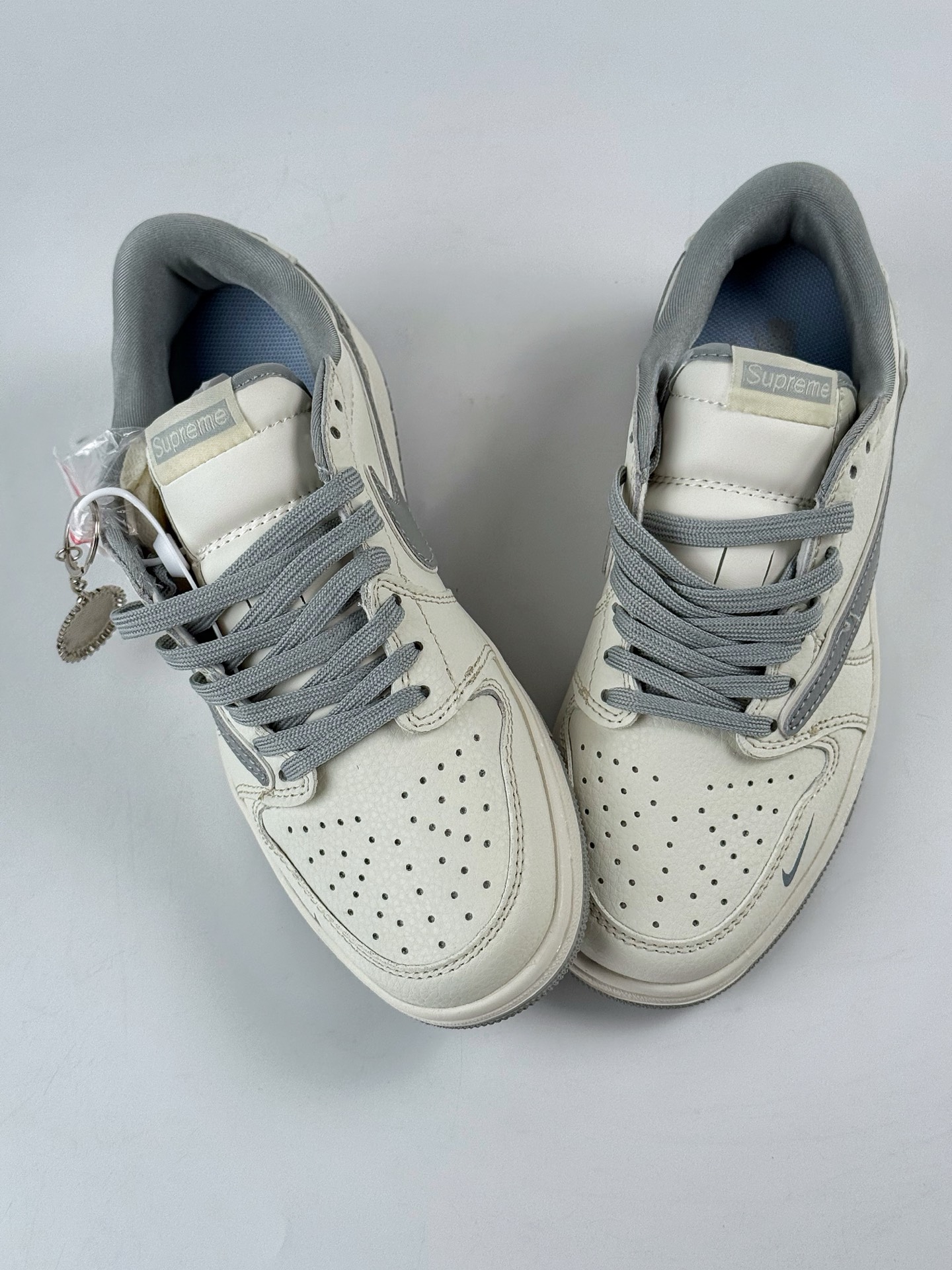 Travis Scott x Nike Air Jordan 1 Low x Superme Air Jordan 1 Low 反转白灰小勾倒钩 JW1188-155
