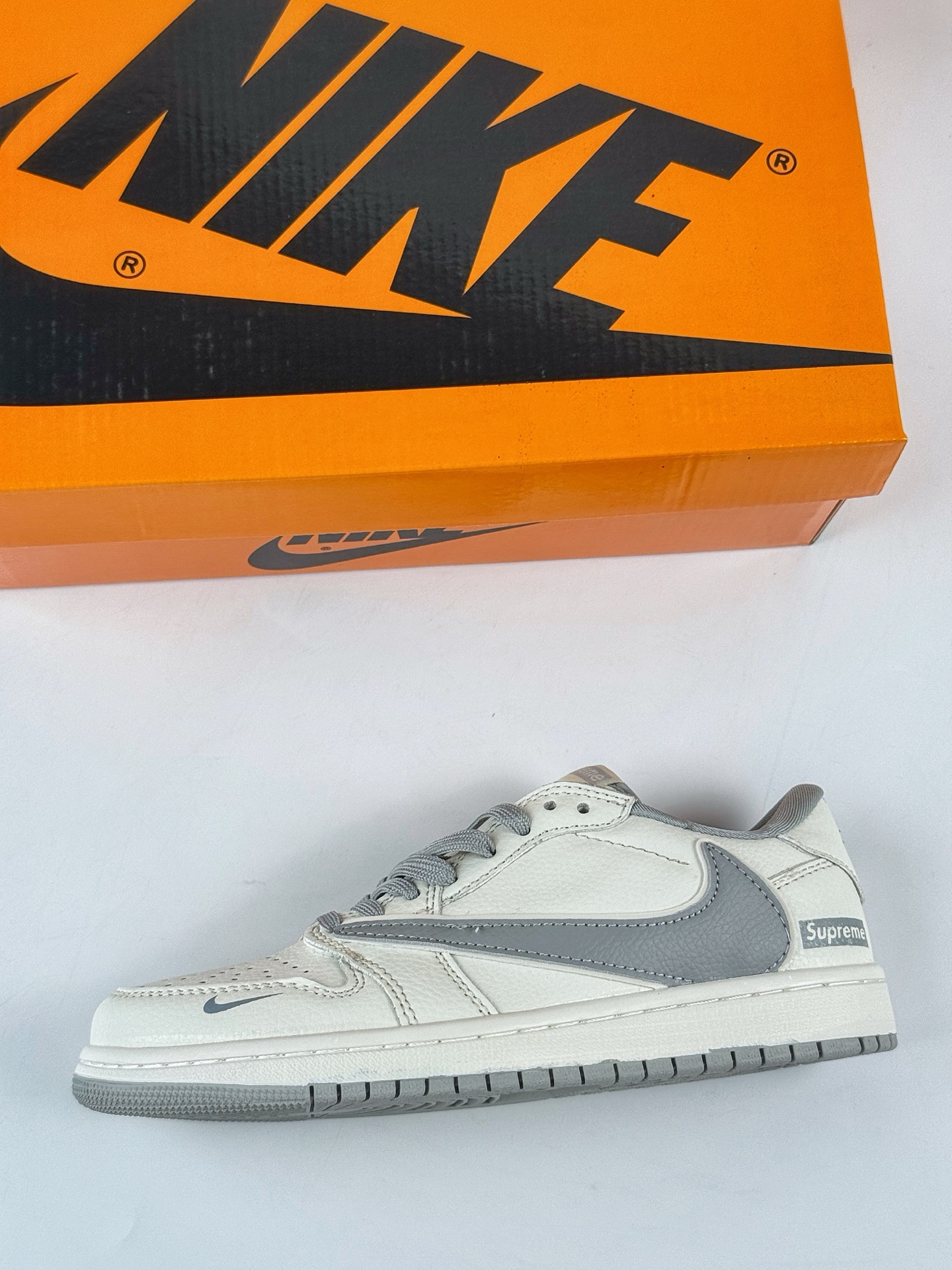 Travis Scott x Nike Air Jordan 1 Low x Superme Air Jordan 1 Low 反转白灰小勾倒钩 JW1188-155