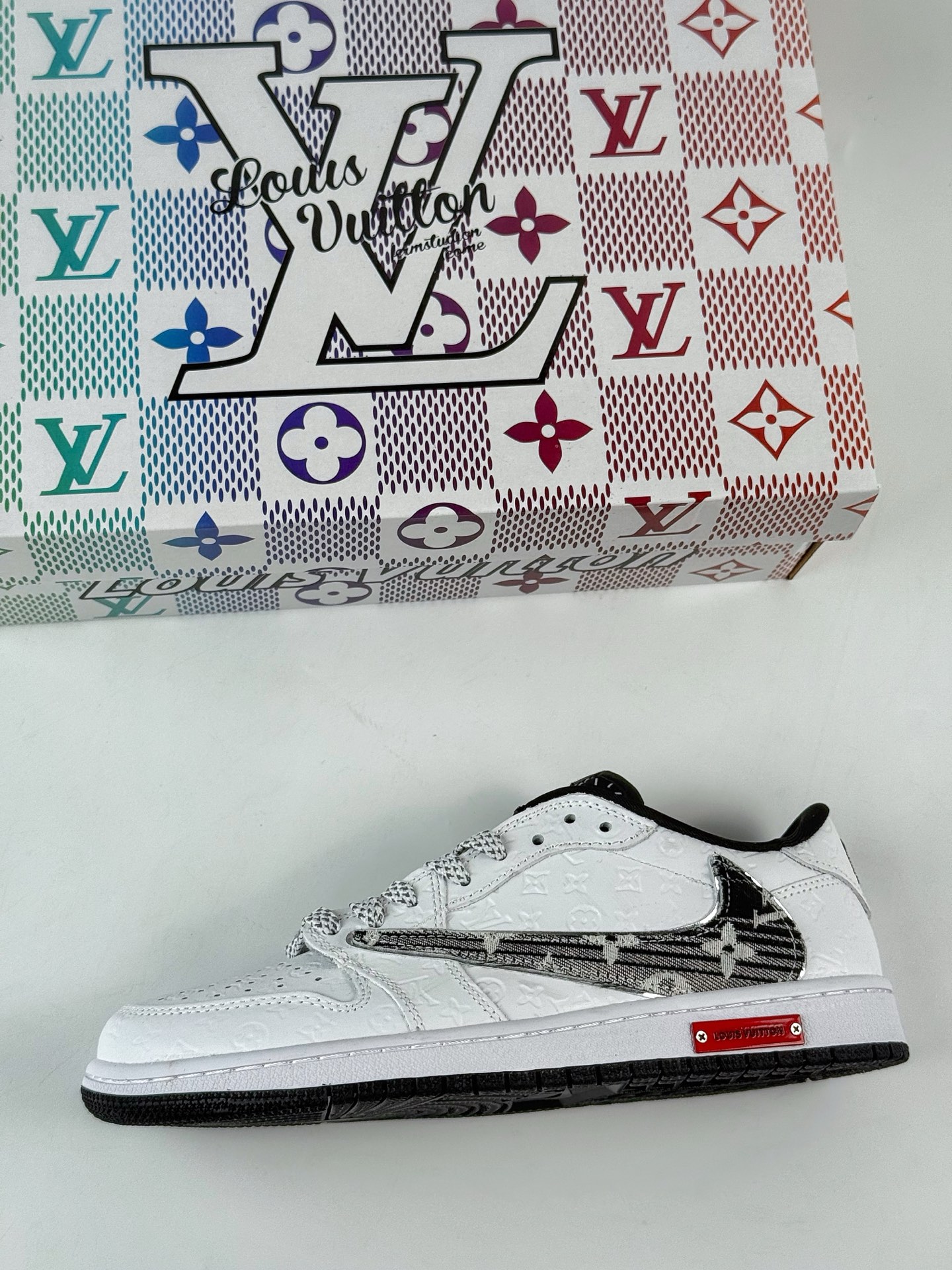 Travis Scott x Nike Air Jordan 1 Low x Louis Vuitton Air Jordan 1 Low 反转白黑满印满天星倒钩 XS2025-077
