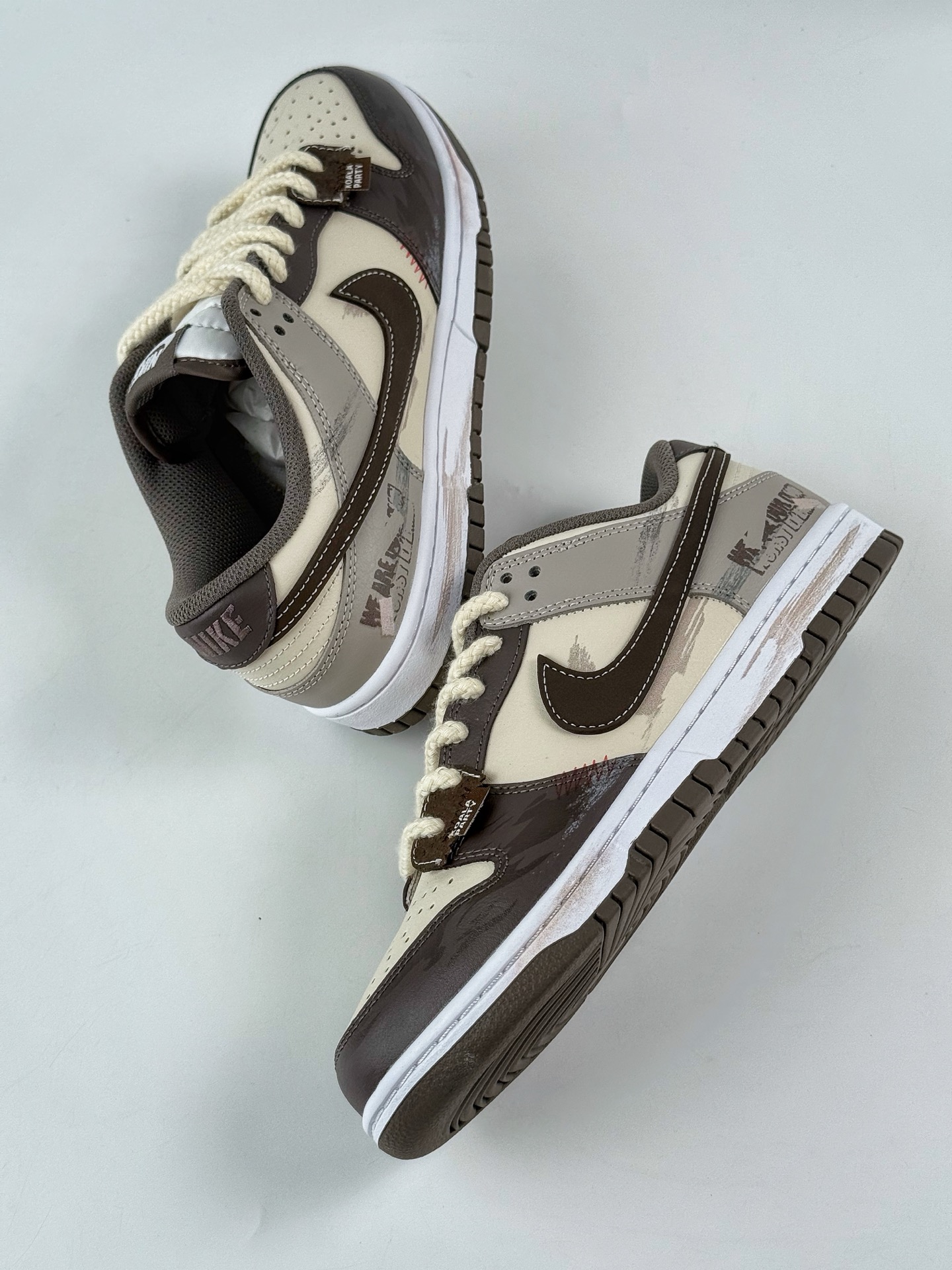 💰350 LY专供 OG版公司货
【NK】Nike SB Dunk Low  皮革 考拉派对 二手日落 棕灰
纯原大厂出品 极力推荐👏
原装头层材料 独家版型蒸餾加工
帶來的是更好的视觉和脚感体验
大厂纯原品质出货 清洁度 电绣工艺 
皮料切割干净无任何毛边 细节完美
官方货号：HF5441 111TL
尺码：40 40.5 41 42 42.5 43 44 44.5 45 46