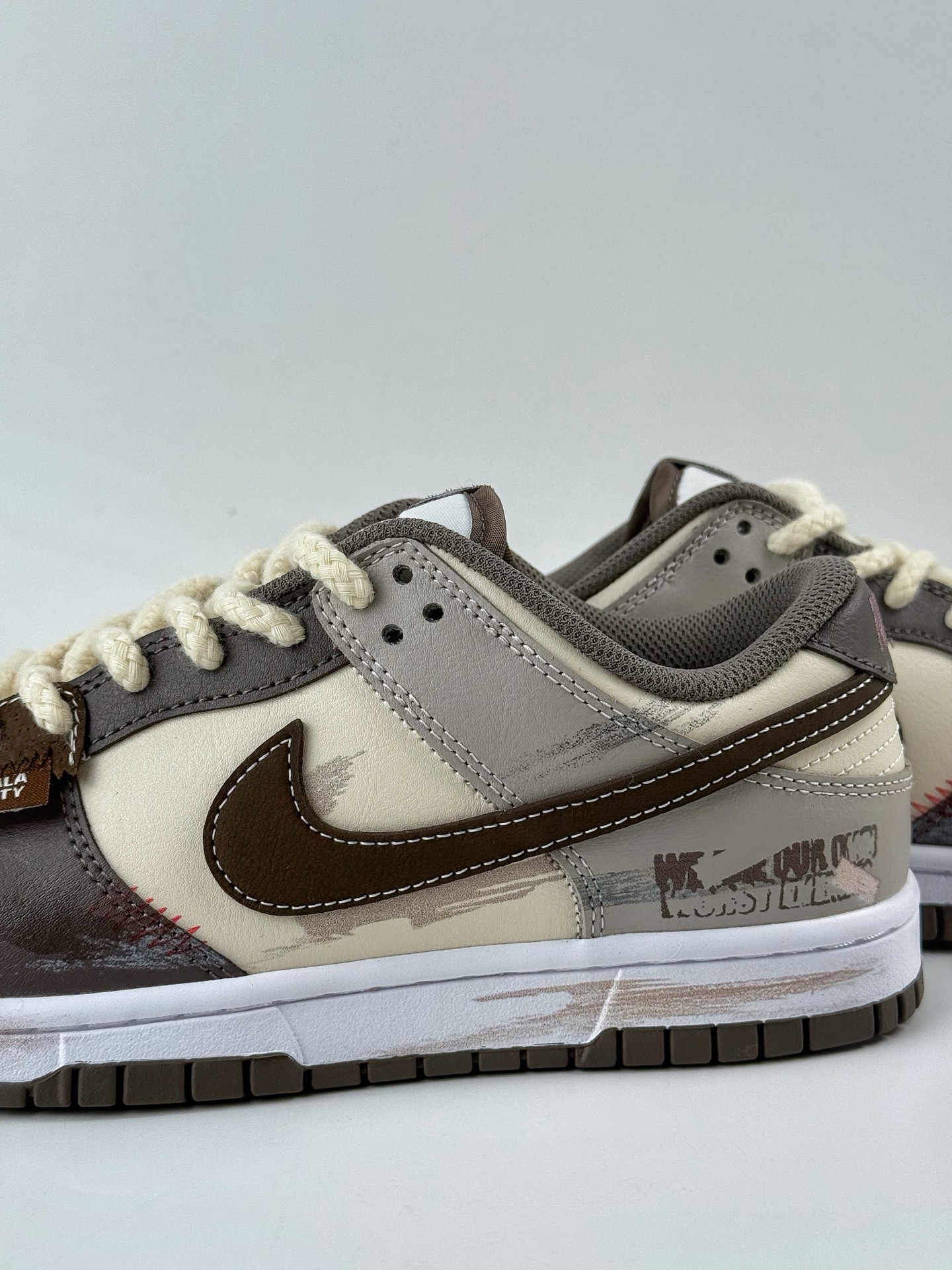💰350 LY专供 OG版公司货
【NK】Nike SB Dunk Low  皮革 考拉派对 二手日落 棕灰
纯原大厂出品 极力推荐👏
原装头层材料 独家版型蒸餾加工
帶來的是更好的视觉和脚感体验
大厂纯原品质出货 清洁度 电绣工艺 
皮料切割干净无任何毛边 细节完美
官方货号：HF5441 111TL
尺码：40 40.5 41 42 42.5 43 44 44.5 45 46