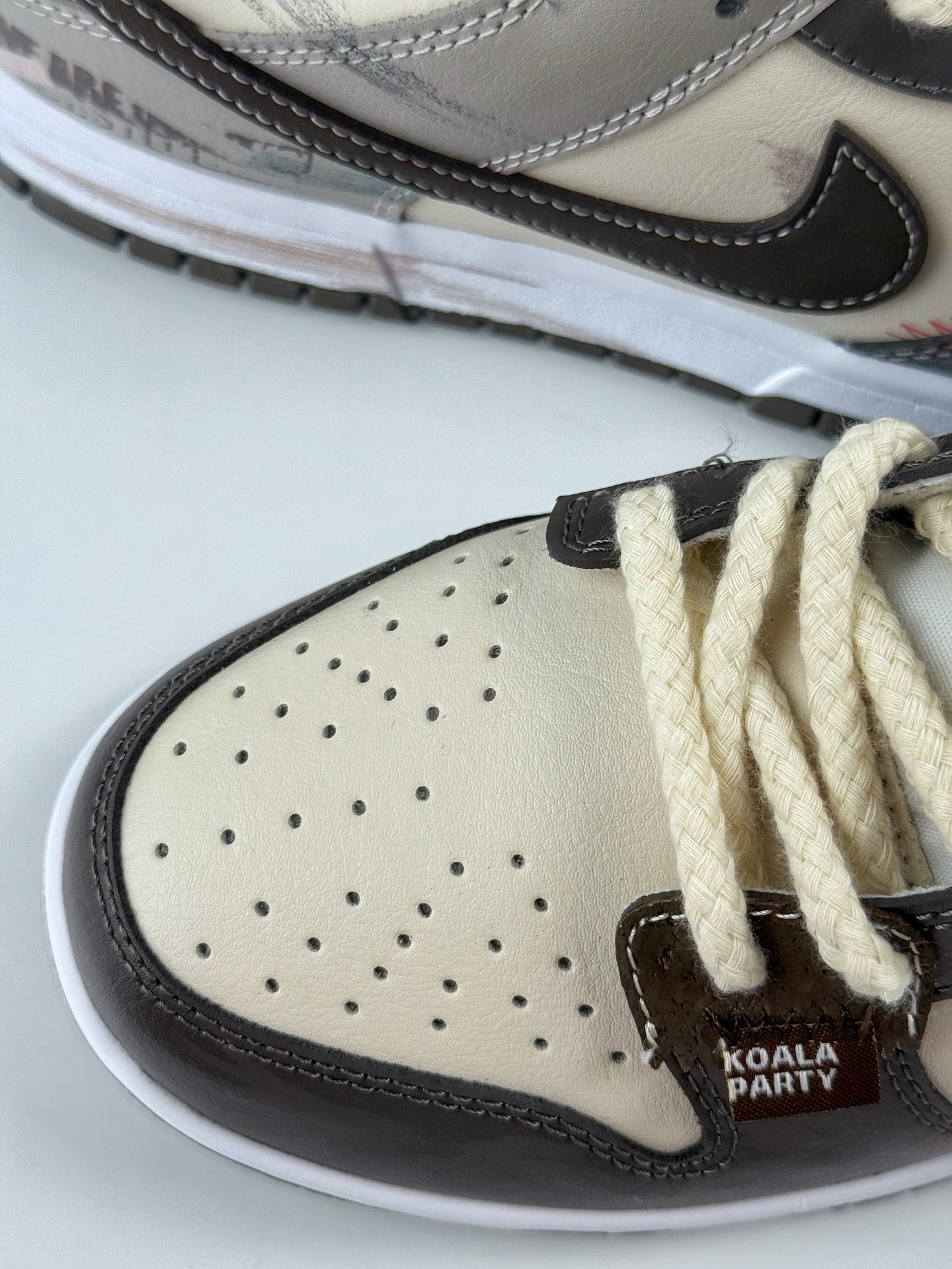 💰350 LY专供 OG版公司货
【NK】Nike SB Dunk Low  皮革 考拉派对 二手日落 棕灰
纯原大厂出品 极力推荐👏
原装头层材料 独家版型蒸餾加工
帶來的是更好的视觉和脚感体验
大厂纯原品质出货 清洁度 电绣工艺 
皮料切割干净无任何毛边 细节完美
官方货号：HF5441 111TL
尺码：40 40.5 41 42 42.5 43 44 44.5 45 46