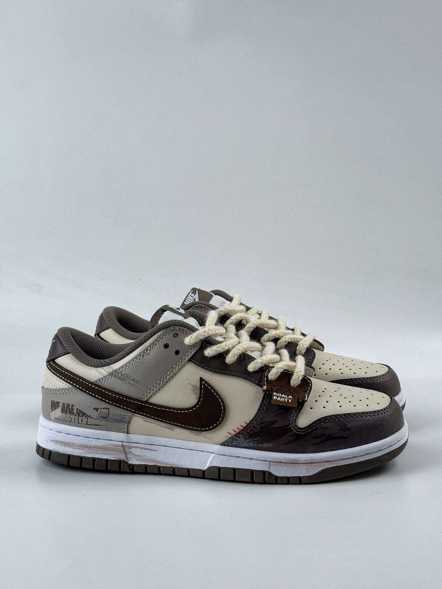 💰350 LY专供 OG版公司货
【NK】Nike SB Dunk Low  皮革 考拉派对 二手日落 棕灰
纯原大厂出品 极力推荐👏
原装头层材料 独家版型蒸餾加工
帶來的是更好的视觉和脚感体验
大厂纯原品质出货 清洁度 电绣工艺 
皮料切割干净无任何毛边 细节完美
官方货号：HF5441 111TL
尺码：40 40.5 41 42 42.5 43 44 44.5 45 46
