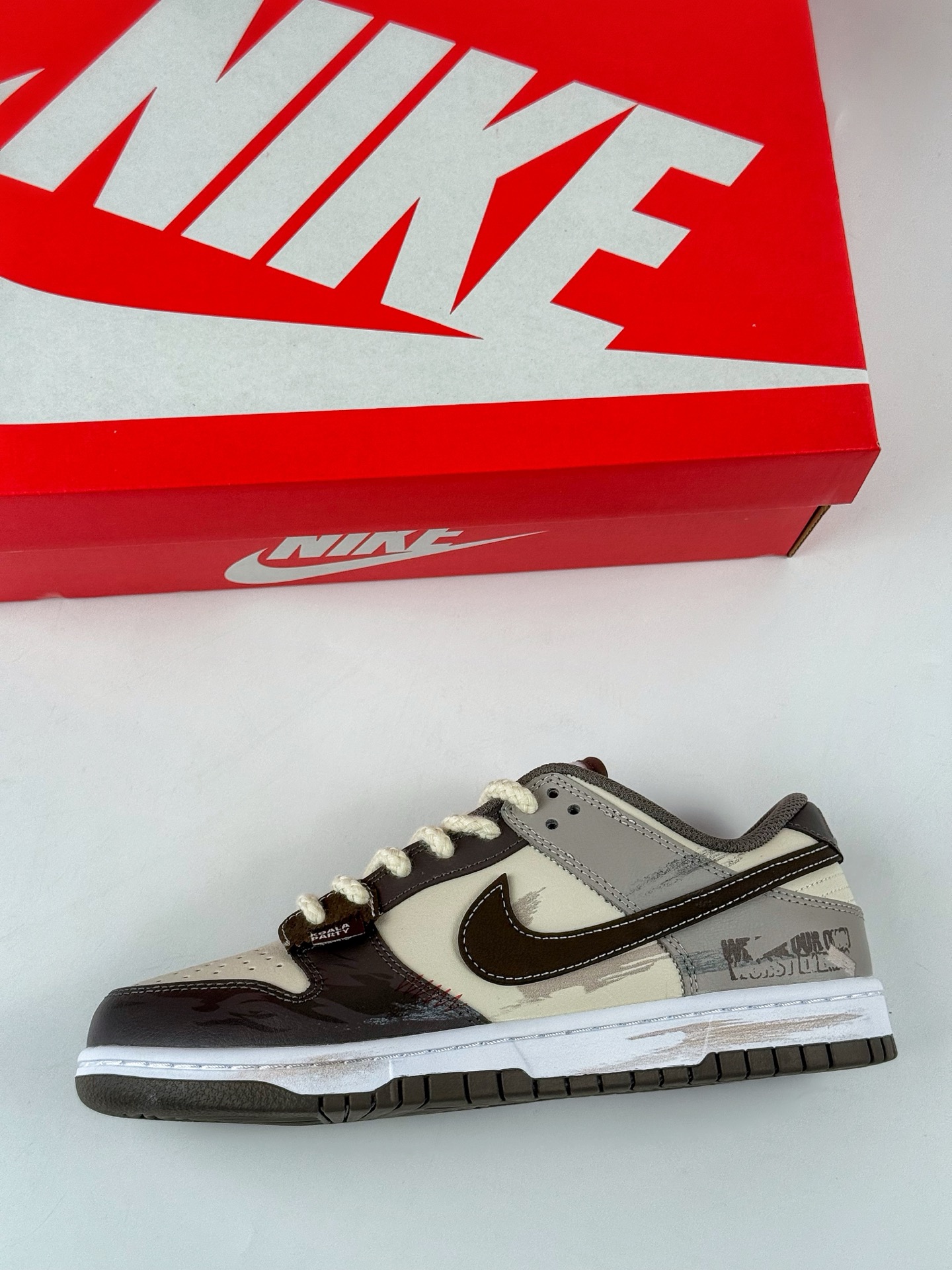 💰350 LY专供 OG版公司货
【NK】Nike SB Dunk Low  皮革 考拉派对 二手日落 棕灰
纯原大厂出品 极力推荐👏
原装头层材料 独家版型蒸餾加工
帶來的是更好的视觉和脚感体验
大厂纯原品质出货 清洁度 电绣工艺 
皮料切割干净无任何毛边 细节完美
官方货号：HF5441 111TL
尺码：40 40.5 41 42 42.5 43 44 44.5 45 46