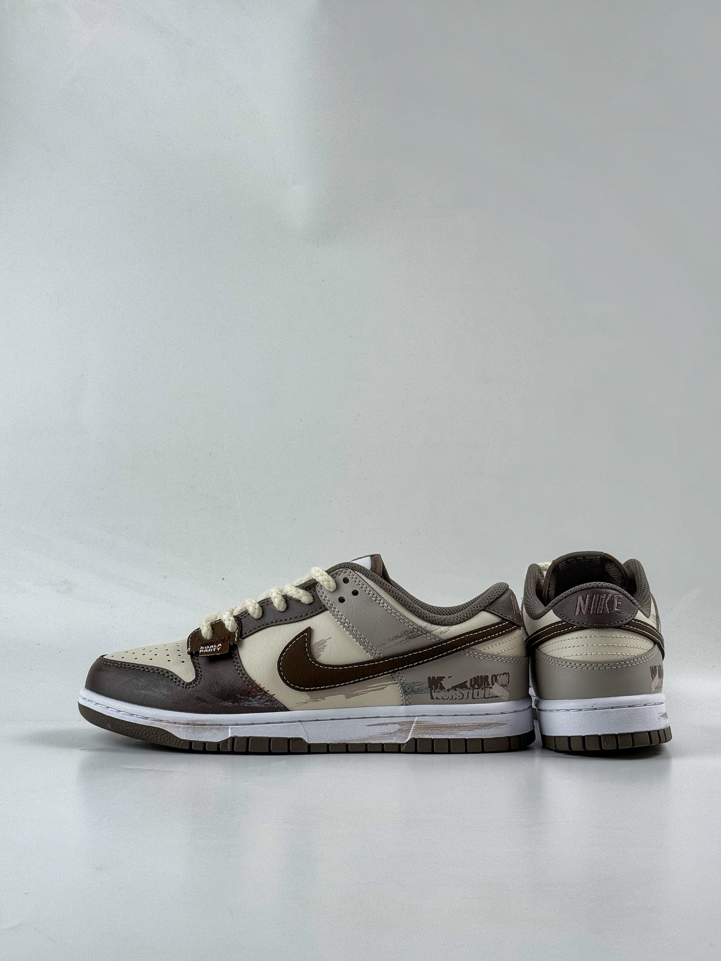 💰350 LY专供 OG版公司货
【NK】Nike SB Dunk Low  皮革 考拉派对 二手日落 棕灰
纯原大厂出品 极力推荐👏
原装头层材料 独家版型蒸餾加工
帶來的是更好的视觉和脚感体验
大厂纯原品质出货 清洁度 电绣工艺 
皮料切割干净无任何毛边 细节完美
官方货号：HF5441 111TL
尺码：40 40.5 41 42 42.5 43 44 44.5 45 46