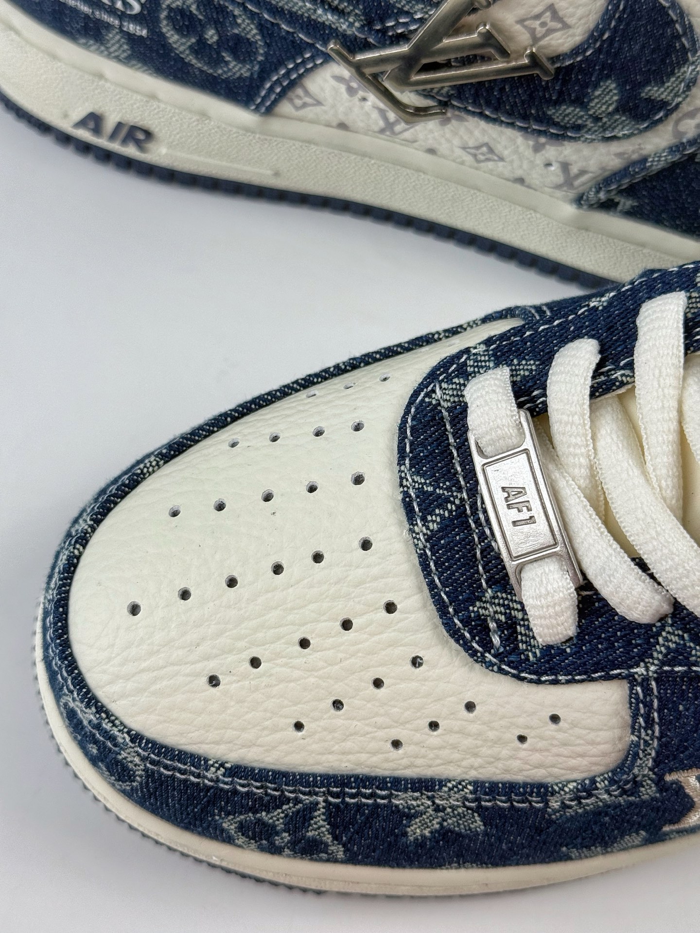 260 Nike Air Force 1 Low 07 x Louis Vuitton 蓝白牛仔 YF9511-811