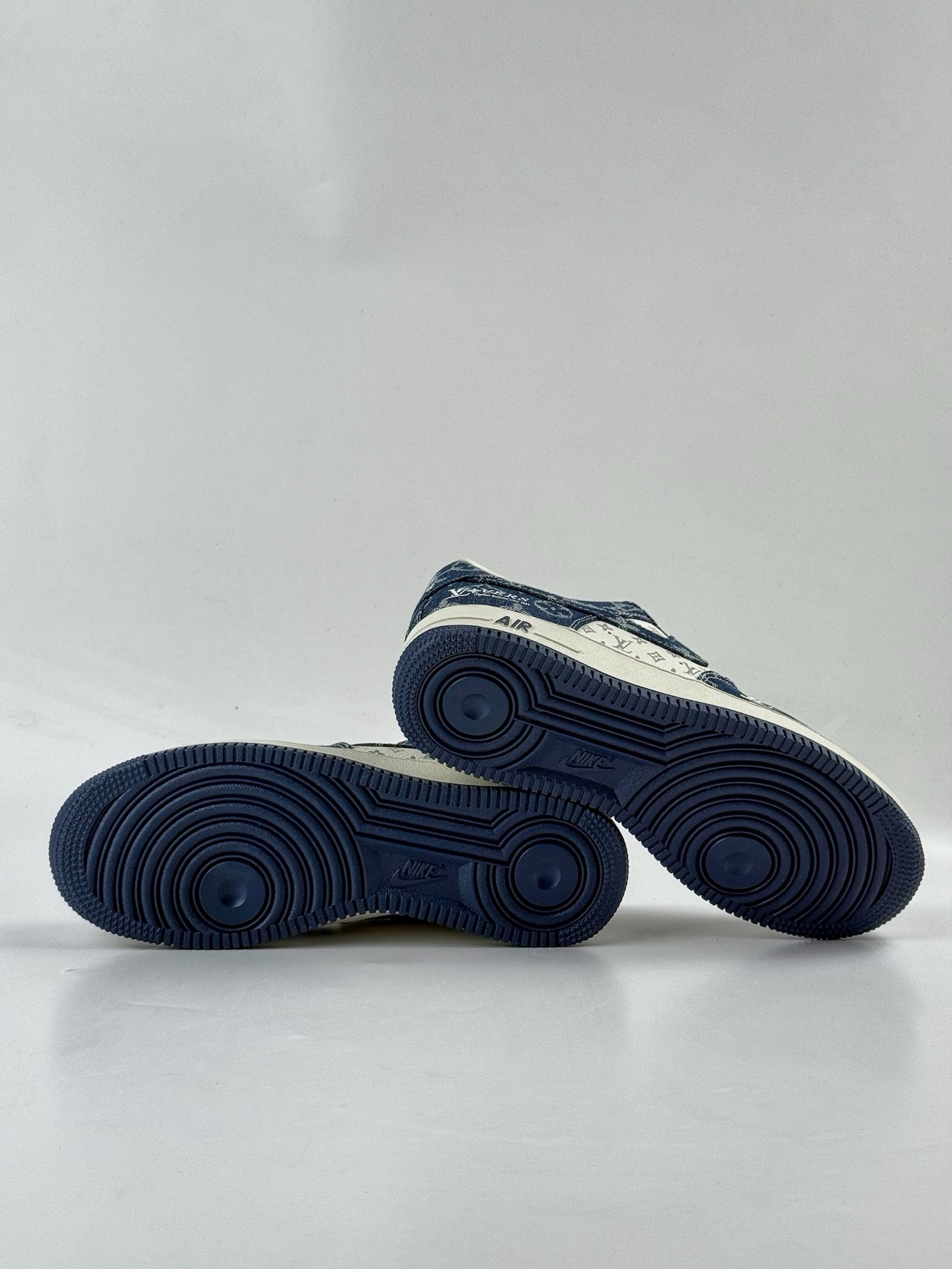 260 Nike Air Force 1 Low 07 x Louis Vuitton 蓝白牛仔 YF9511-811