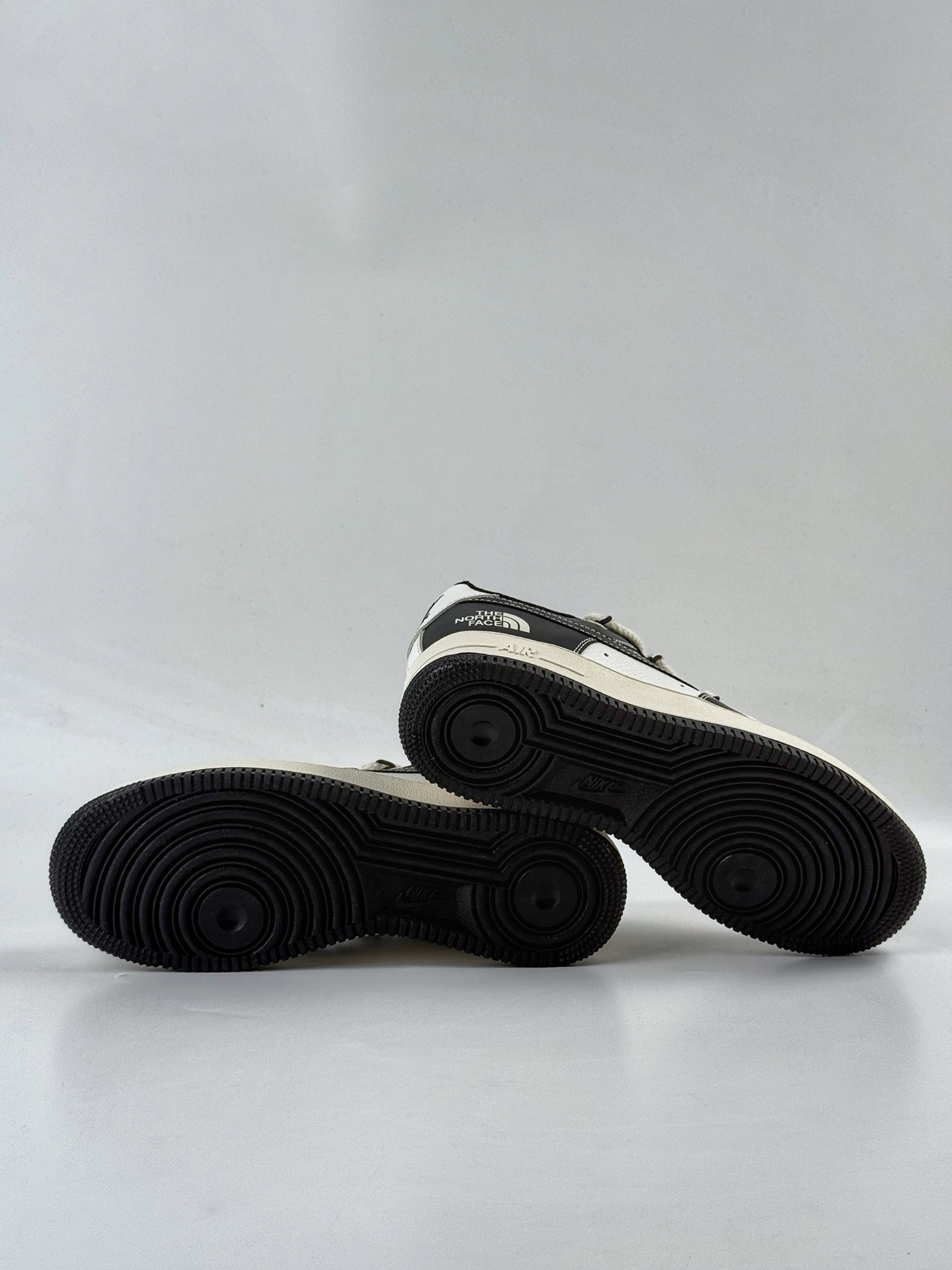 Nike Air Force 1 Low 07 x The North Face 黑白绑带 AM1588-017
